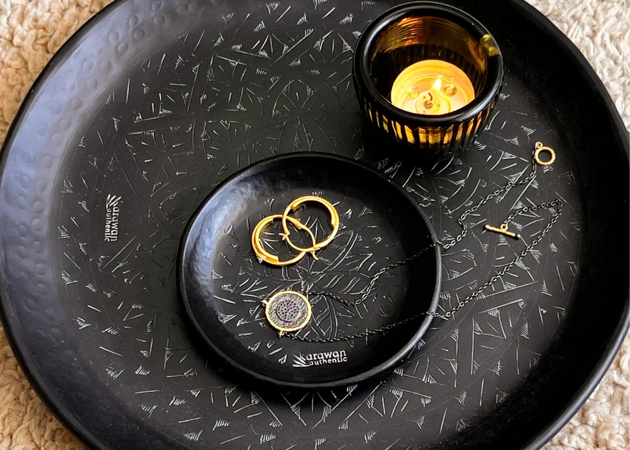 Coupelle en laiton noir Arabesk Karawan, dessus une bague et un collier de pierres fines ou semi-précieuses