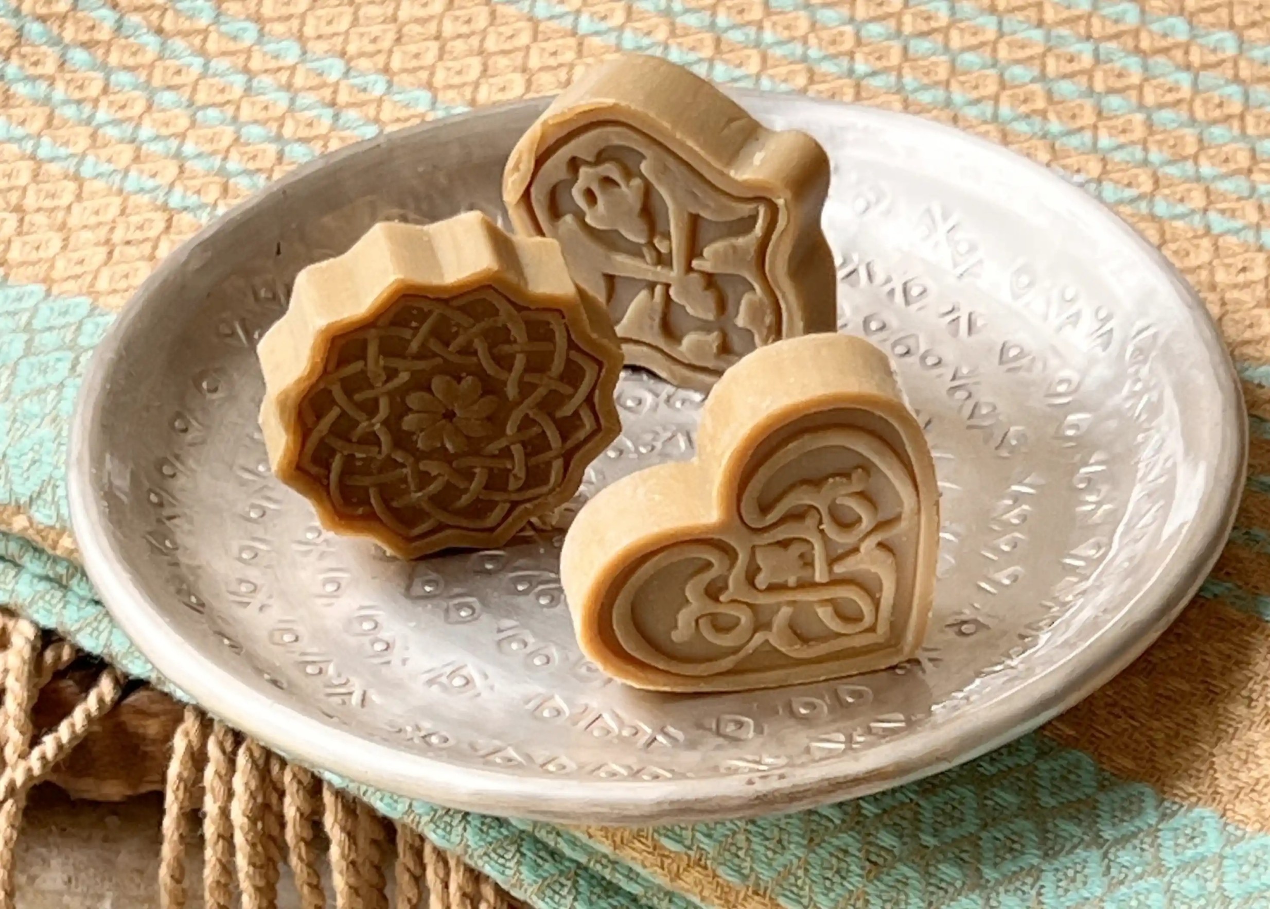 Coupelle en laiton argenté et martelé Palmyr, minis savons d'Alep sur le dessus