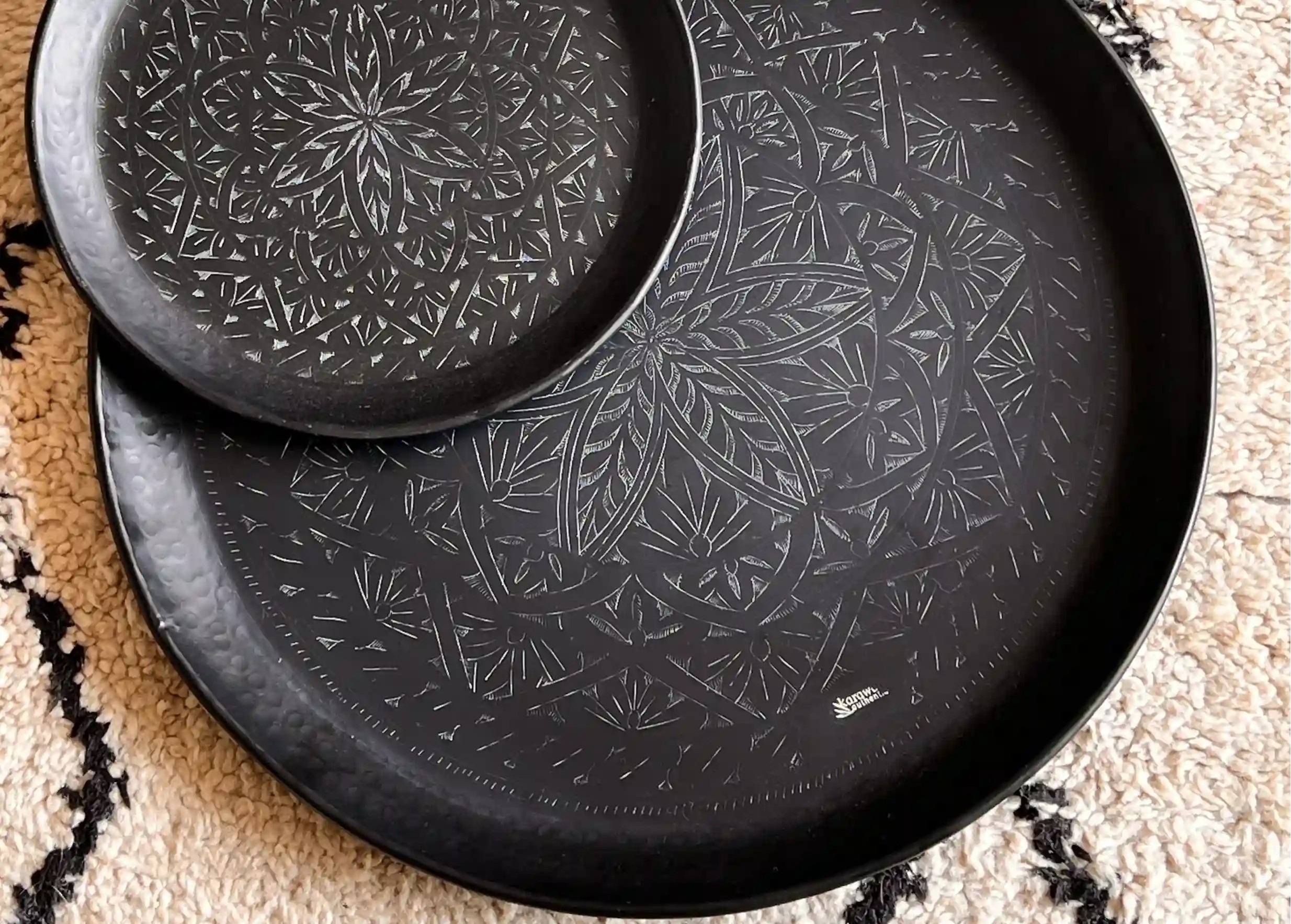 Plateau en laiton noir oxydé et gravé Arabesk, de forme ronde et de taille moyenne, par la marque Karawan authentic