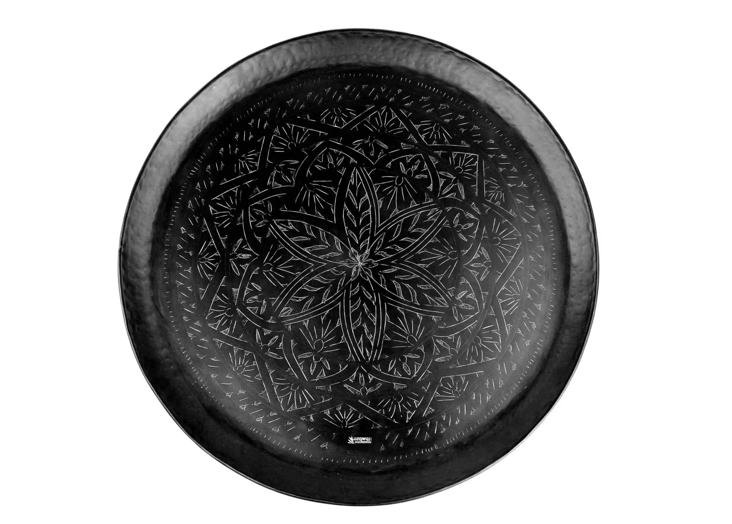 Plateau de taille M en laiton noir oxydé et gravé Arabesk, photo prise sur fond blanc