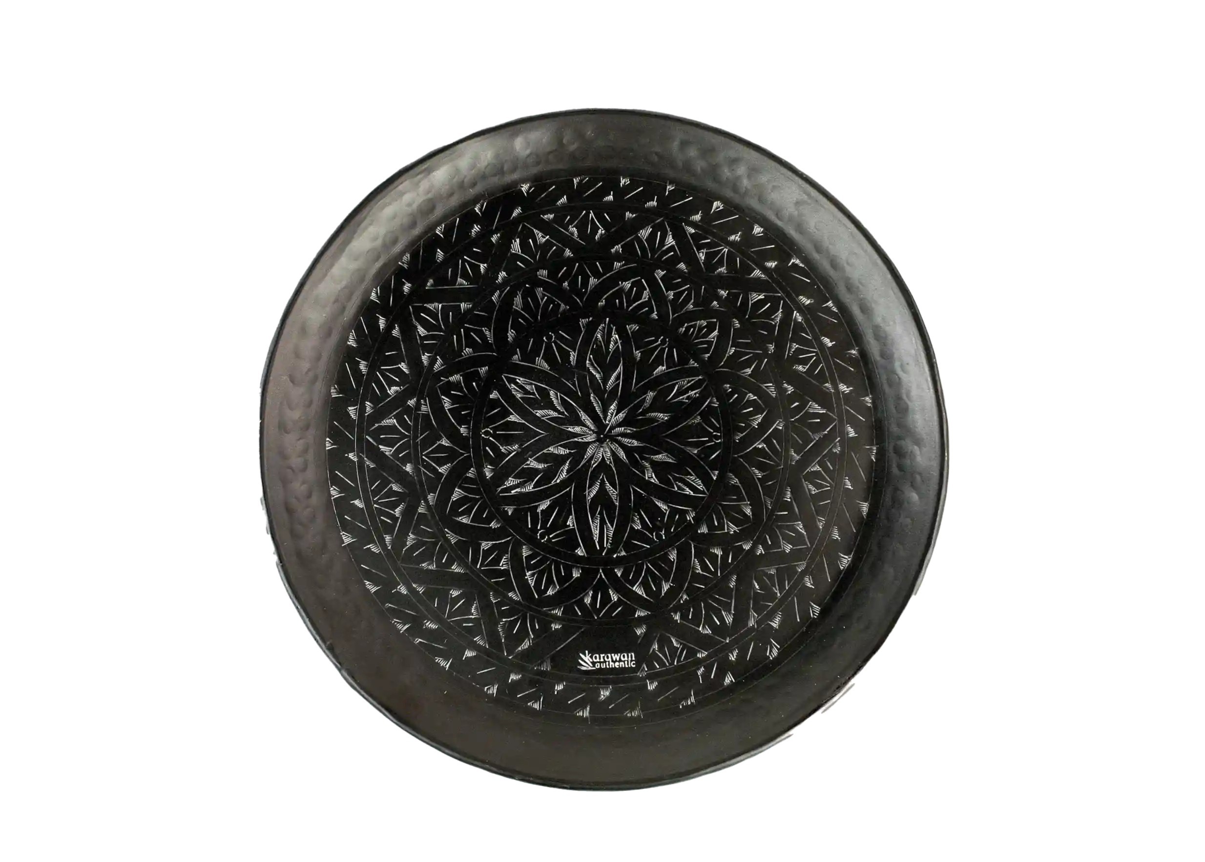 Plateau de taille S en laiton noir oxydé et gravé Arabesk, photo prise sur fond blanc