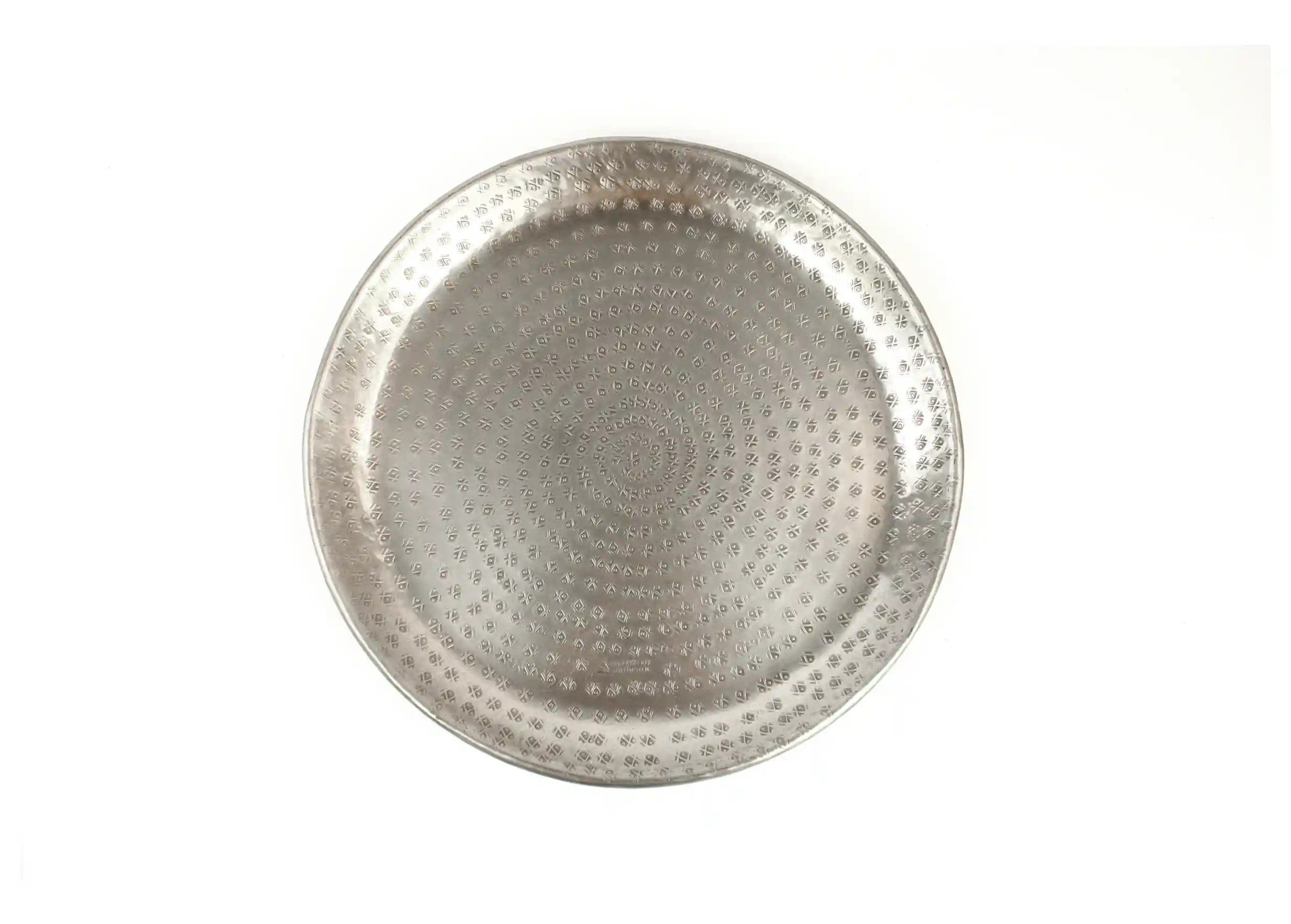 Plateau de taille S en laiton argenté martelé et gravé Palmyr, photo prise sur fond blanc