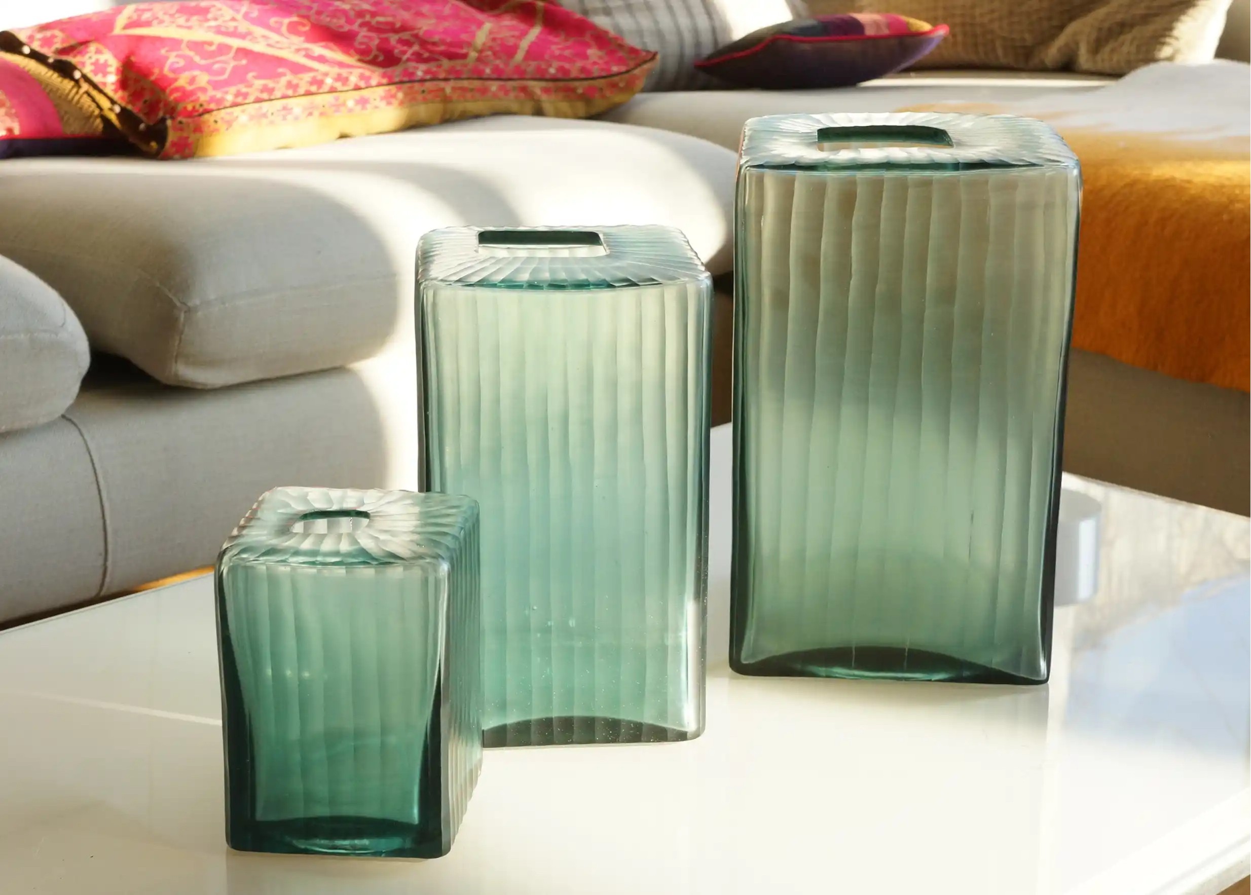 Trois vases en verre Aqua Cube, organisés par taille croissante, disposés dans un salon