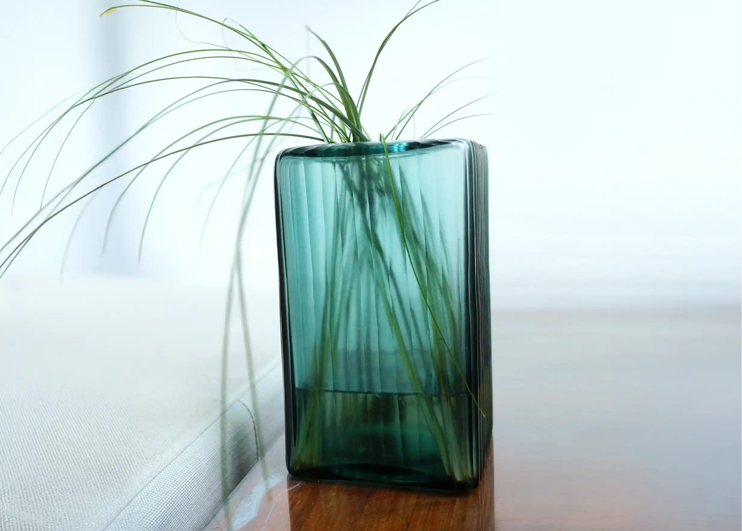 Aqua Cube vase in transparent glass, stems immersed in water. By Karawan