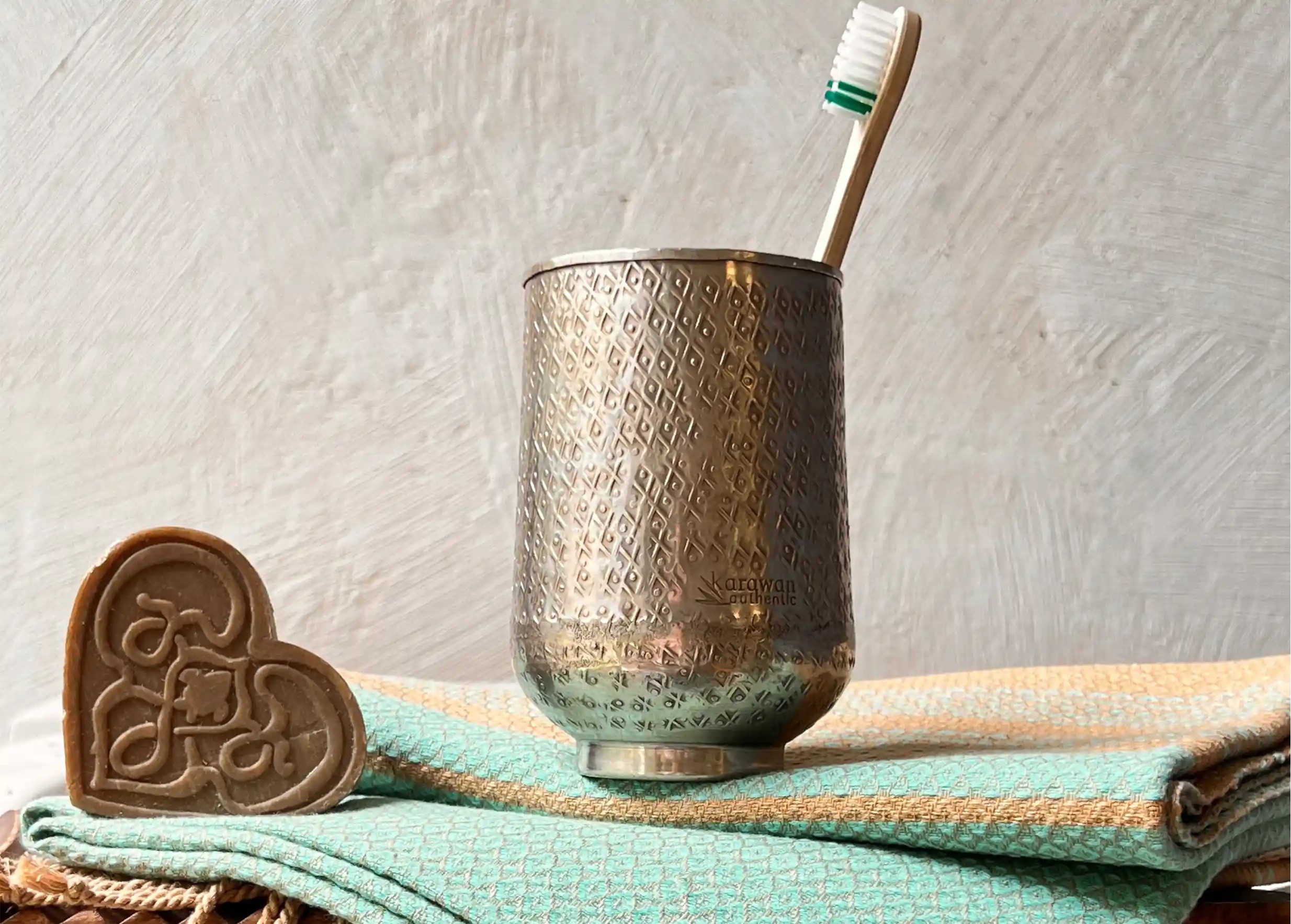 Glass in silver-plated brass with engraved Karawan authentic motifs, with toothbrush, heart-shaped soap and blue fouta