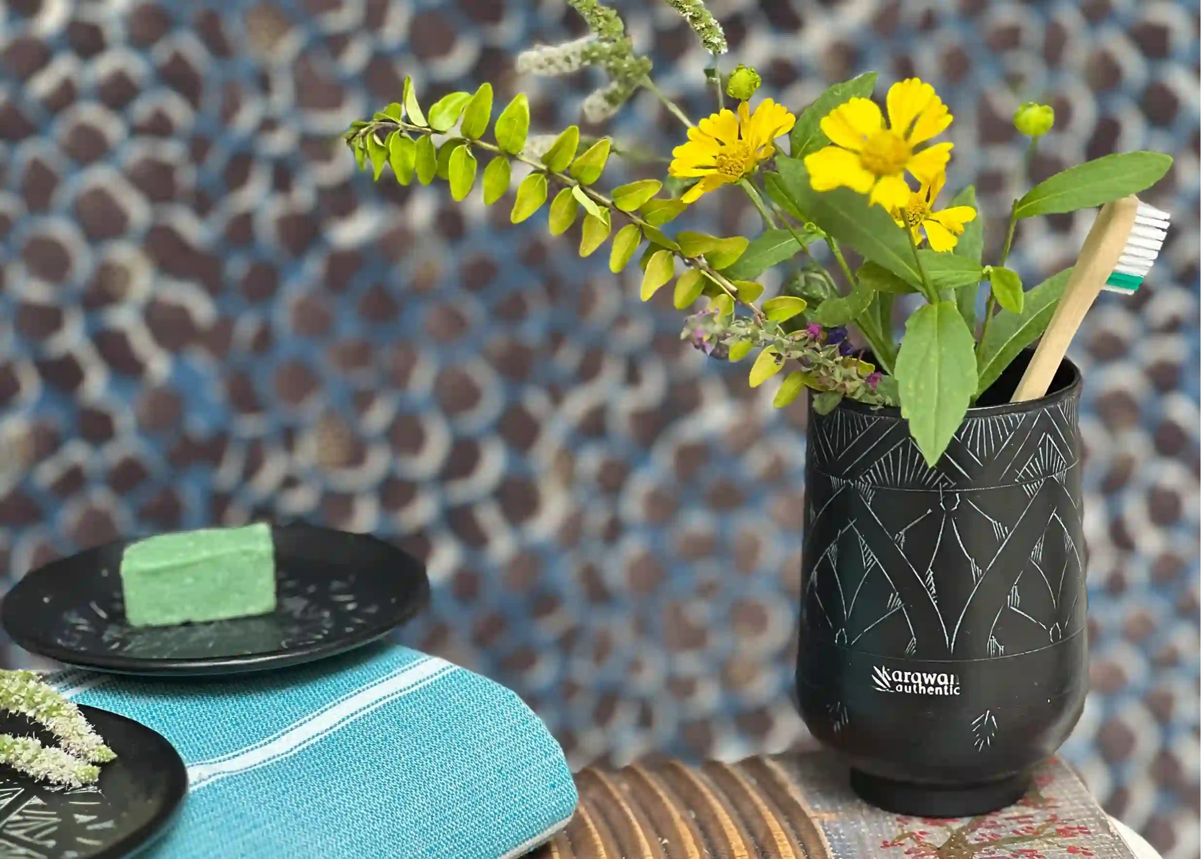 Verre noir gravé en laiton, un bouquet de fleurs colorées et des feuillages verts, sur fond coloré