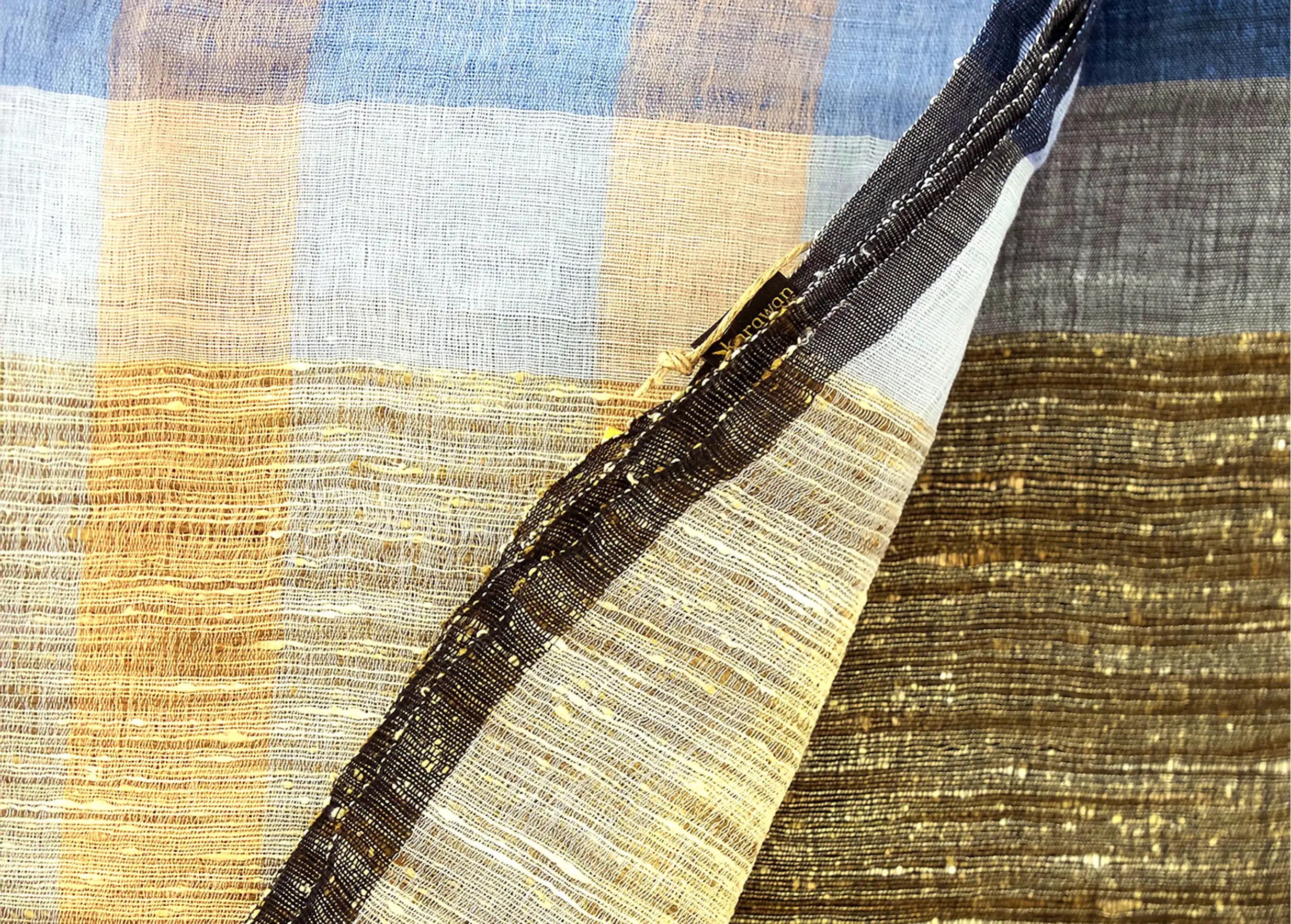 Zoom sur l'étole Chess en lin, coton et jute, modèle bleu mirage, bords repliés