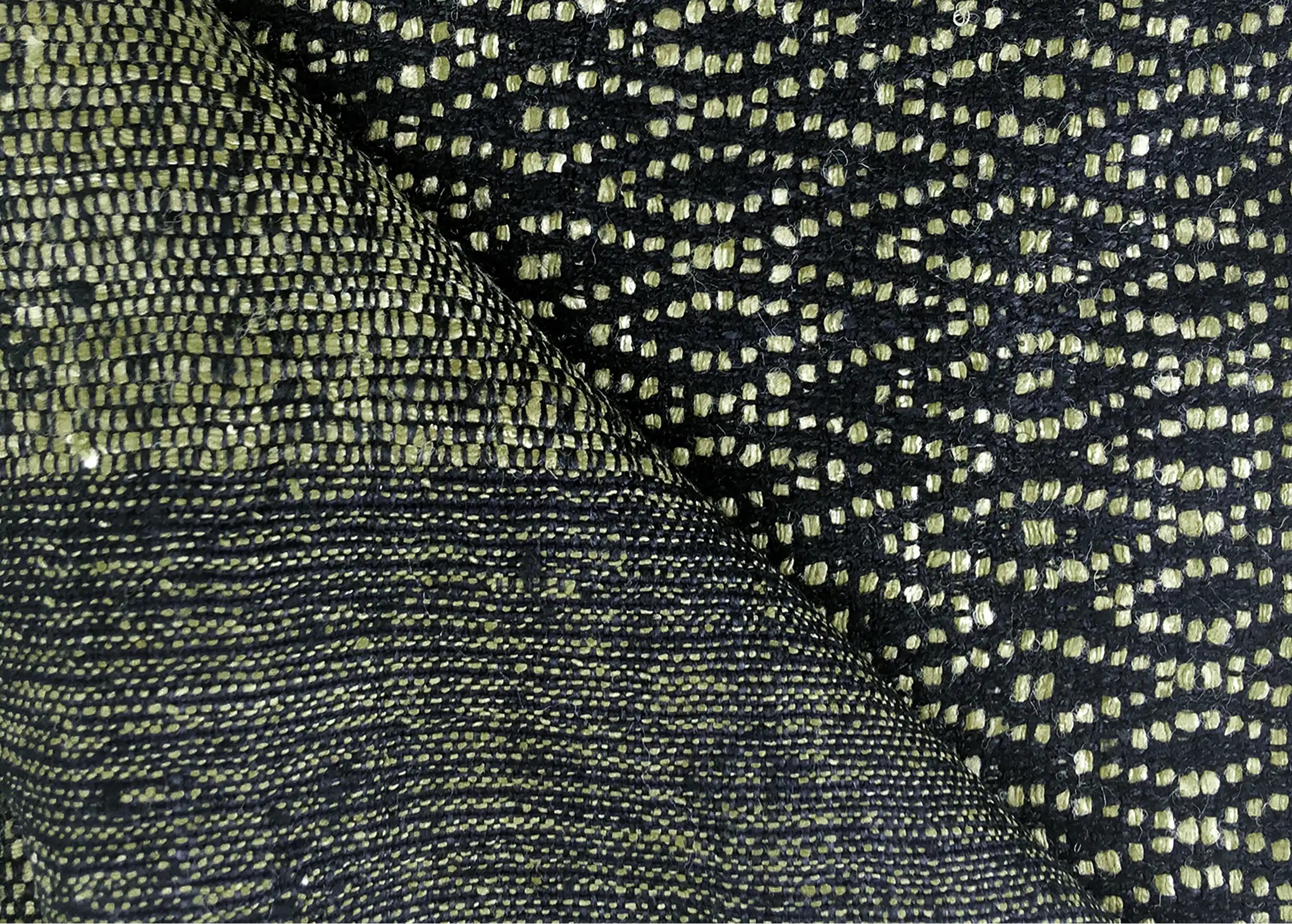 Zoom sur les motifs de losange répétés de l'étole en soie Eri Eshani, couleur olive, un modèle tissé main,
