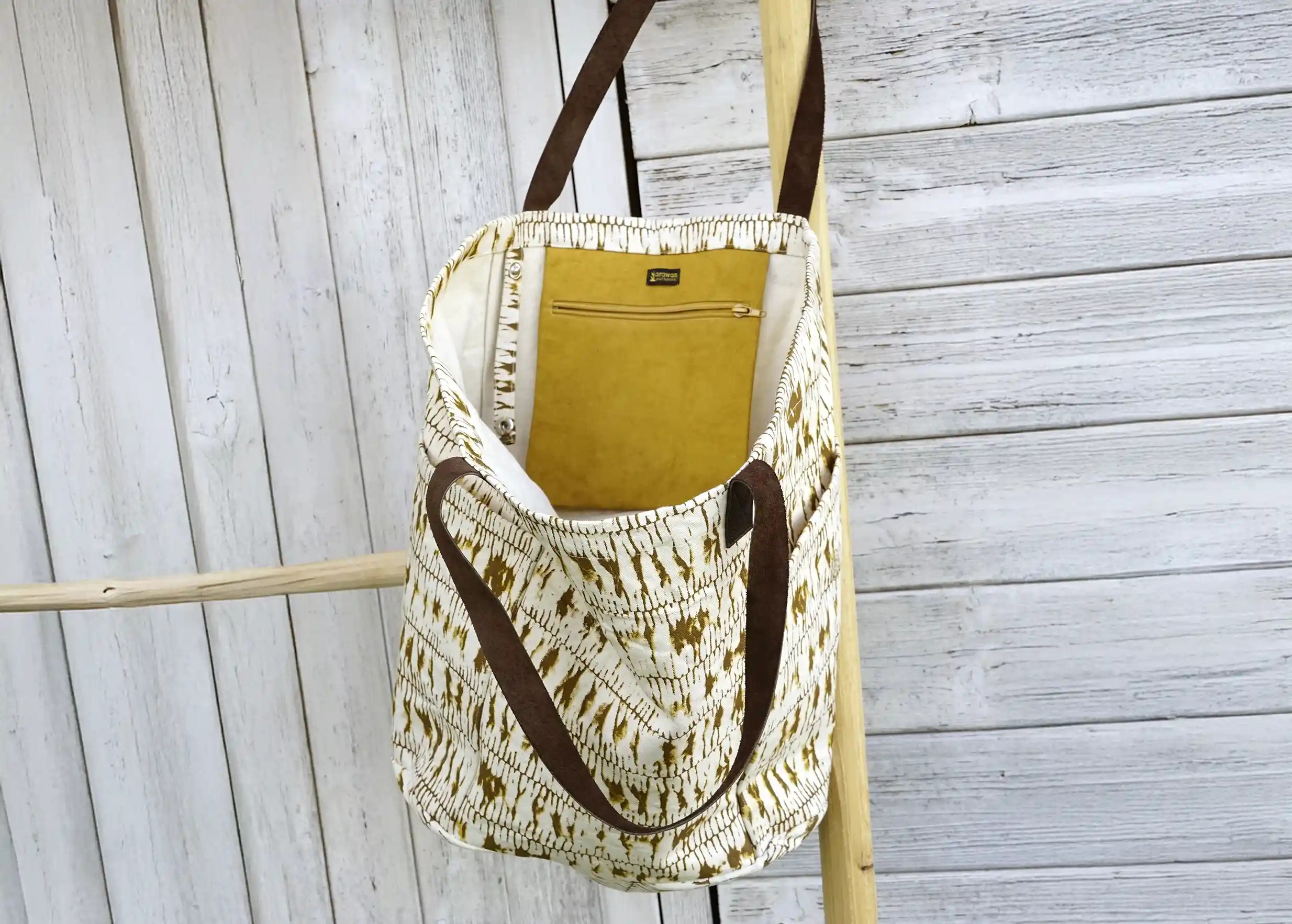 Sac cabas Shade en toile de coton coloris safran, motifs imprimés et fermeture intérieure zippée