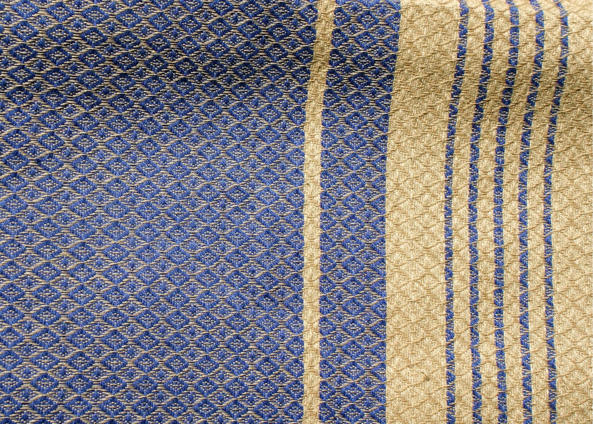 Zoom in on the weaving details of the foutabag in imperial blue organic cotton