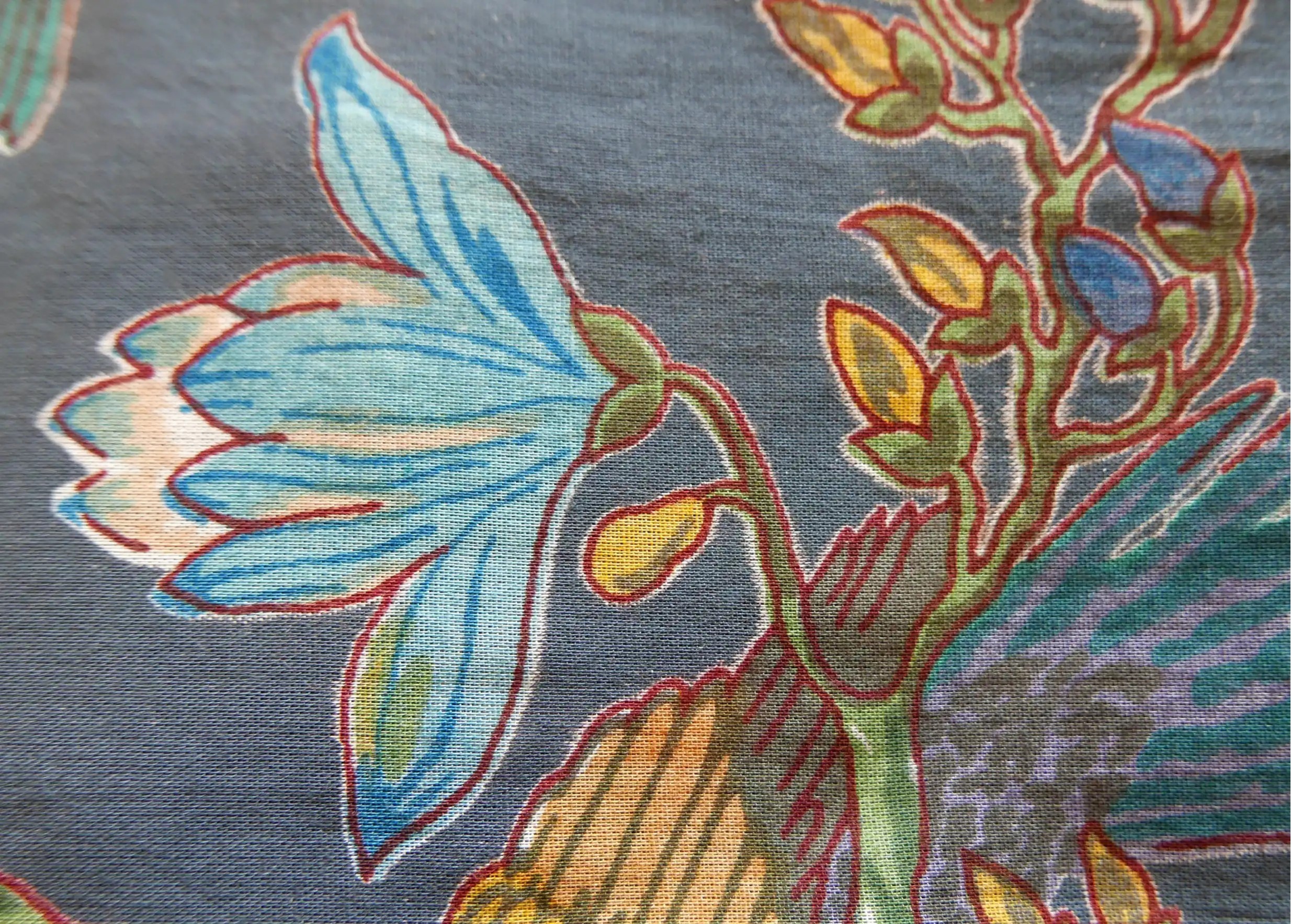 Gros plan sur le kimono en coton Paradise Bird, oiseaux colorés et feuillages sur fond sombre