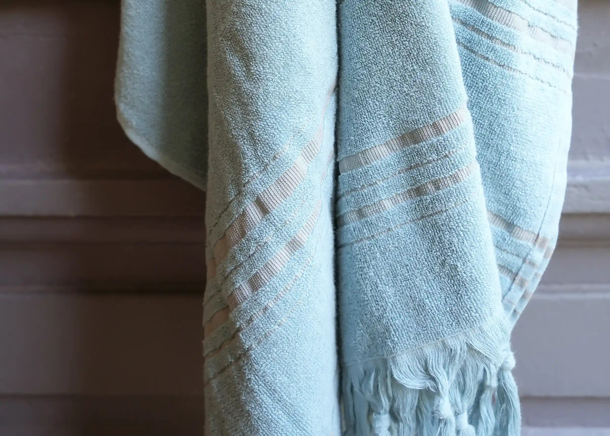 Gros plan sur les details de la fouta coloris Aigue Marine en coton bio de la marque Karawan
