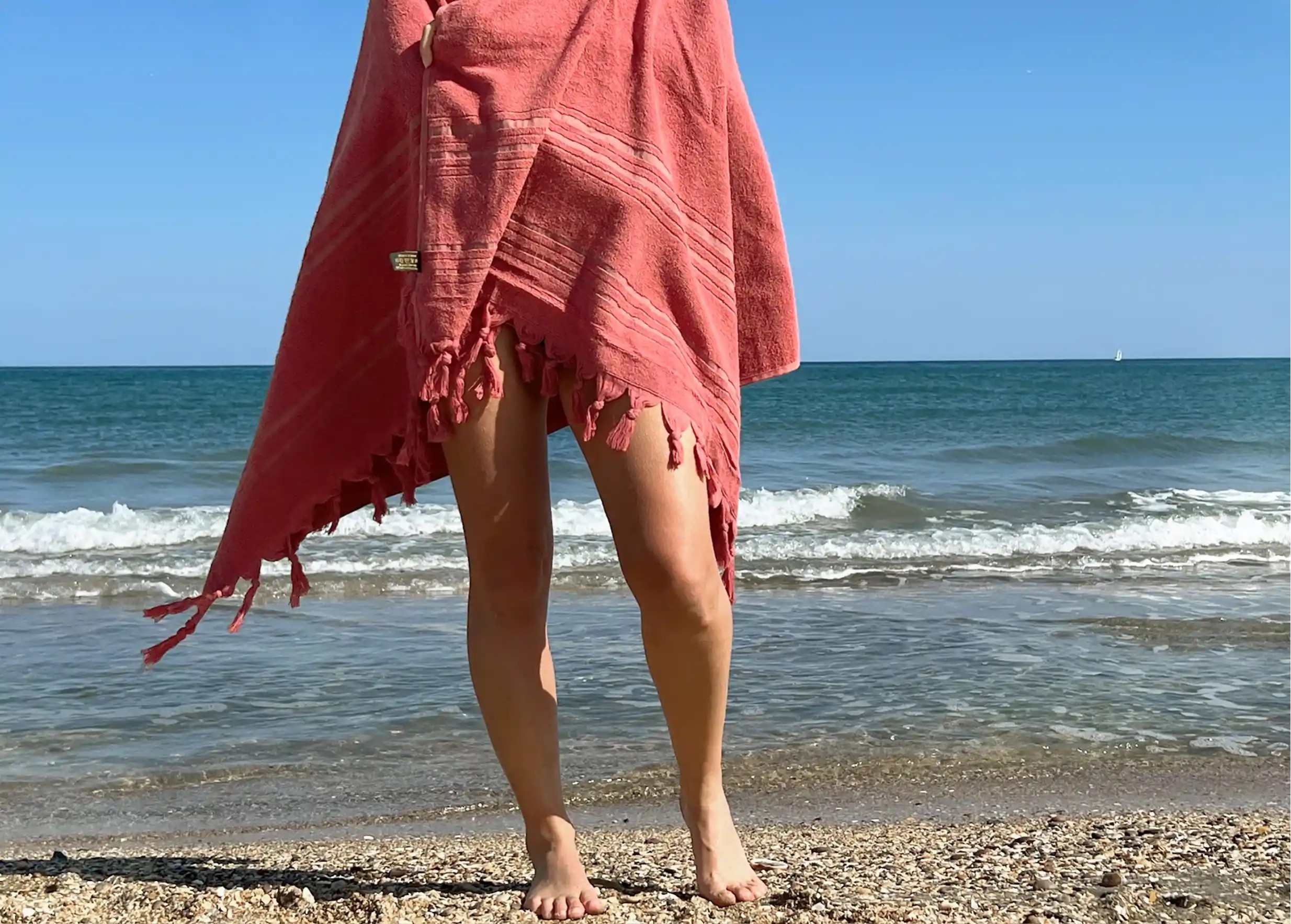 Femme portant une fouta jaspe en coton bio de la collection Dolce
