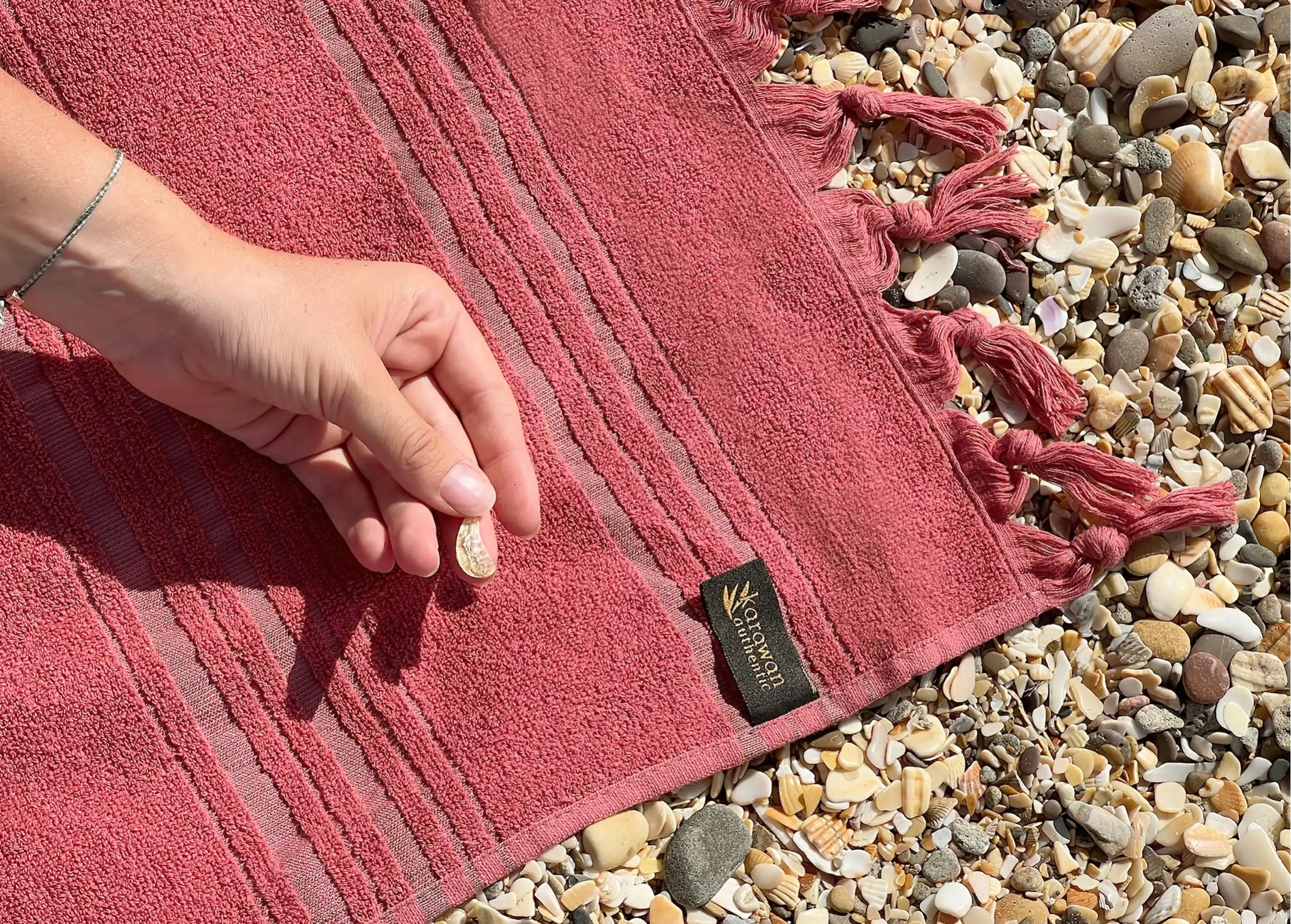 Fouta en coton bio, coloris jaspe, sur une plage