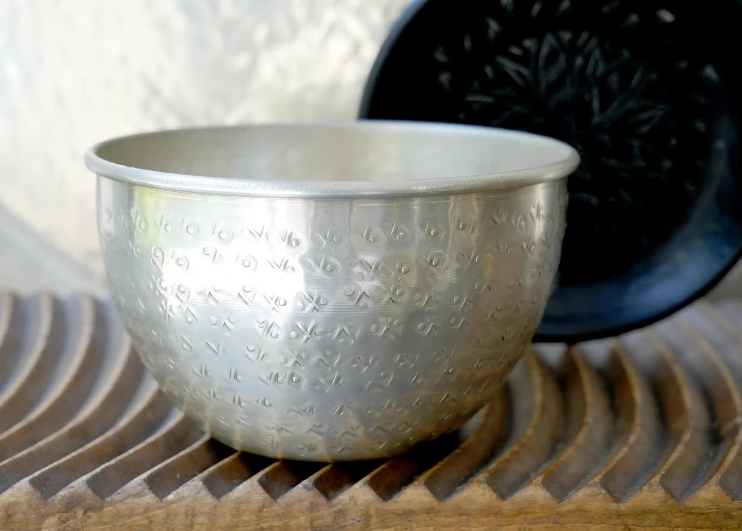 Engraved and hammered brass decorative objects with a hand-crafted finish, trays, brass glass and black brass bowl