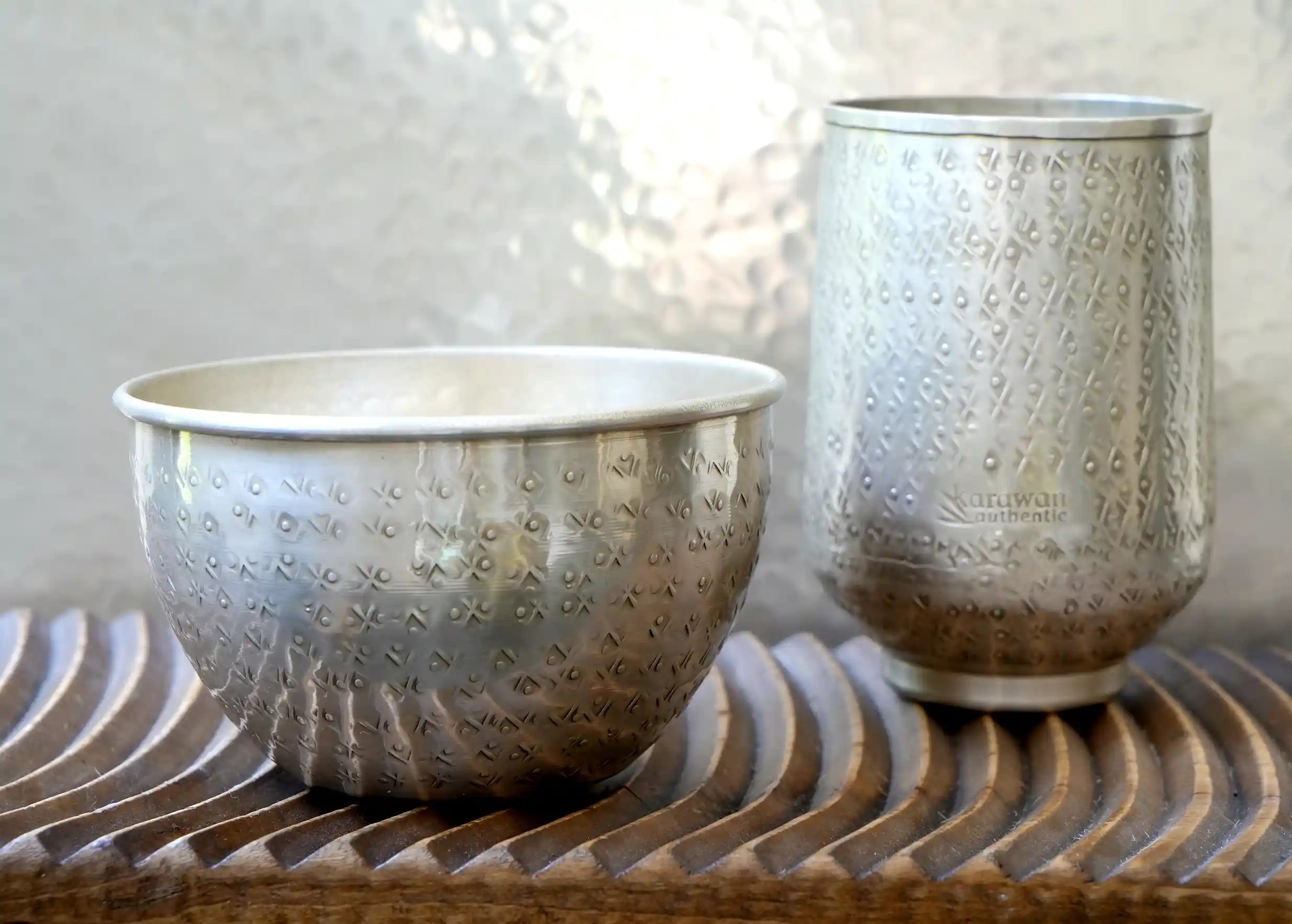 Collection d'objets en laiton noir Palmyr, coupelles, plateaux et verres, et bol gravé