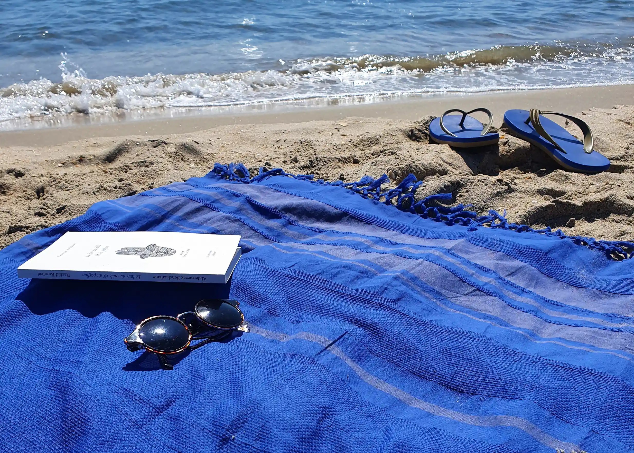 Fouta en coton biologique Garden coloris blueberry par Karawan authentic, ambiance plage