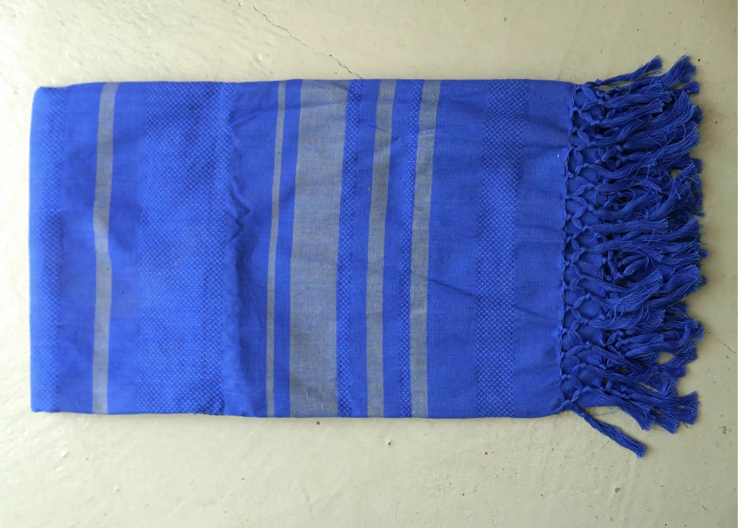 Fouta in blueberry organic cotton from the Garden collection, laid on the floor