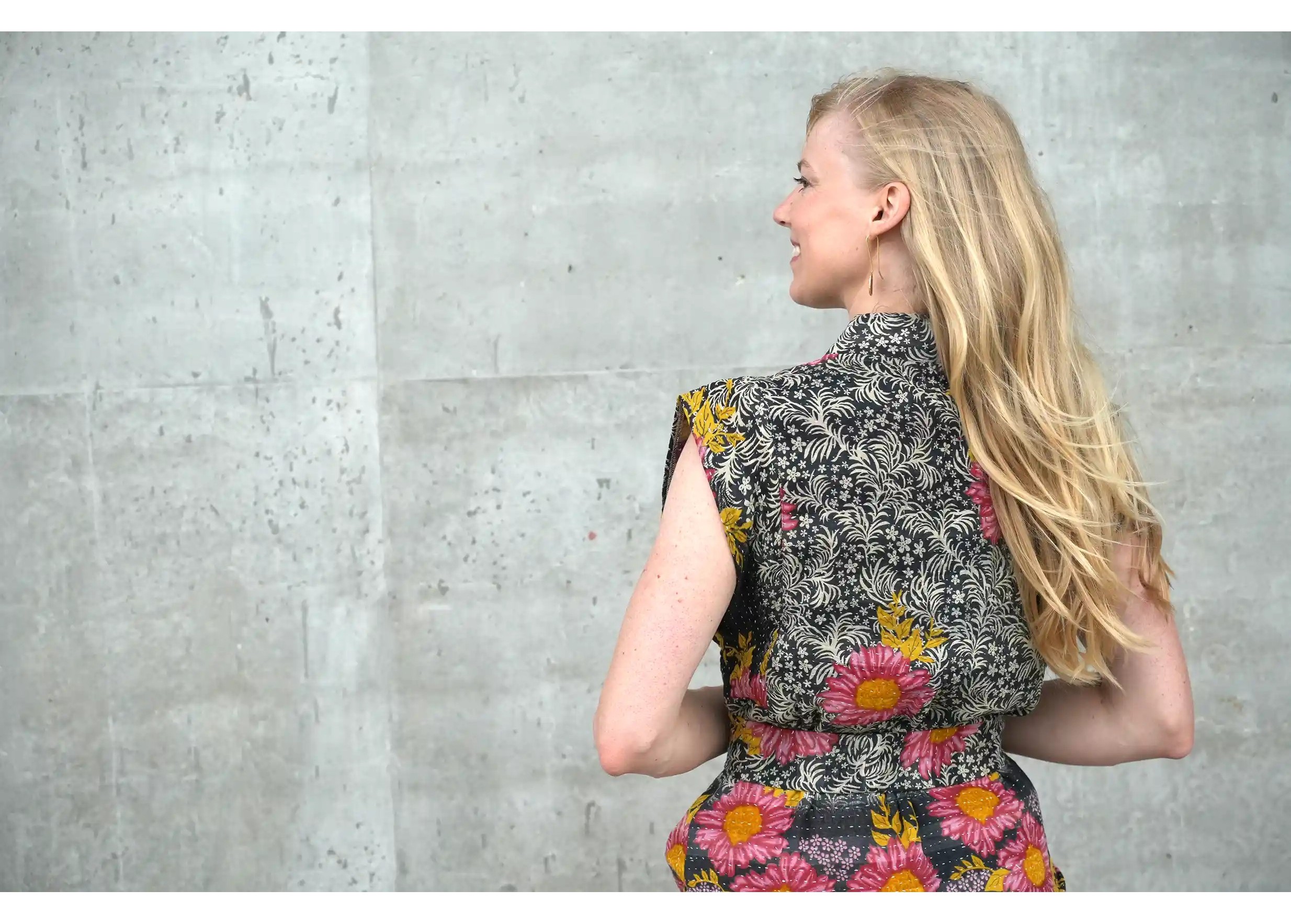 Woman from the back wearing a quilted Kanta cotton kimono waistcoat by Karawan