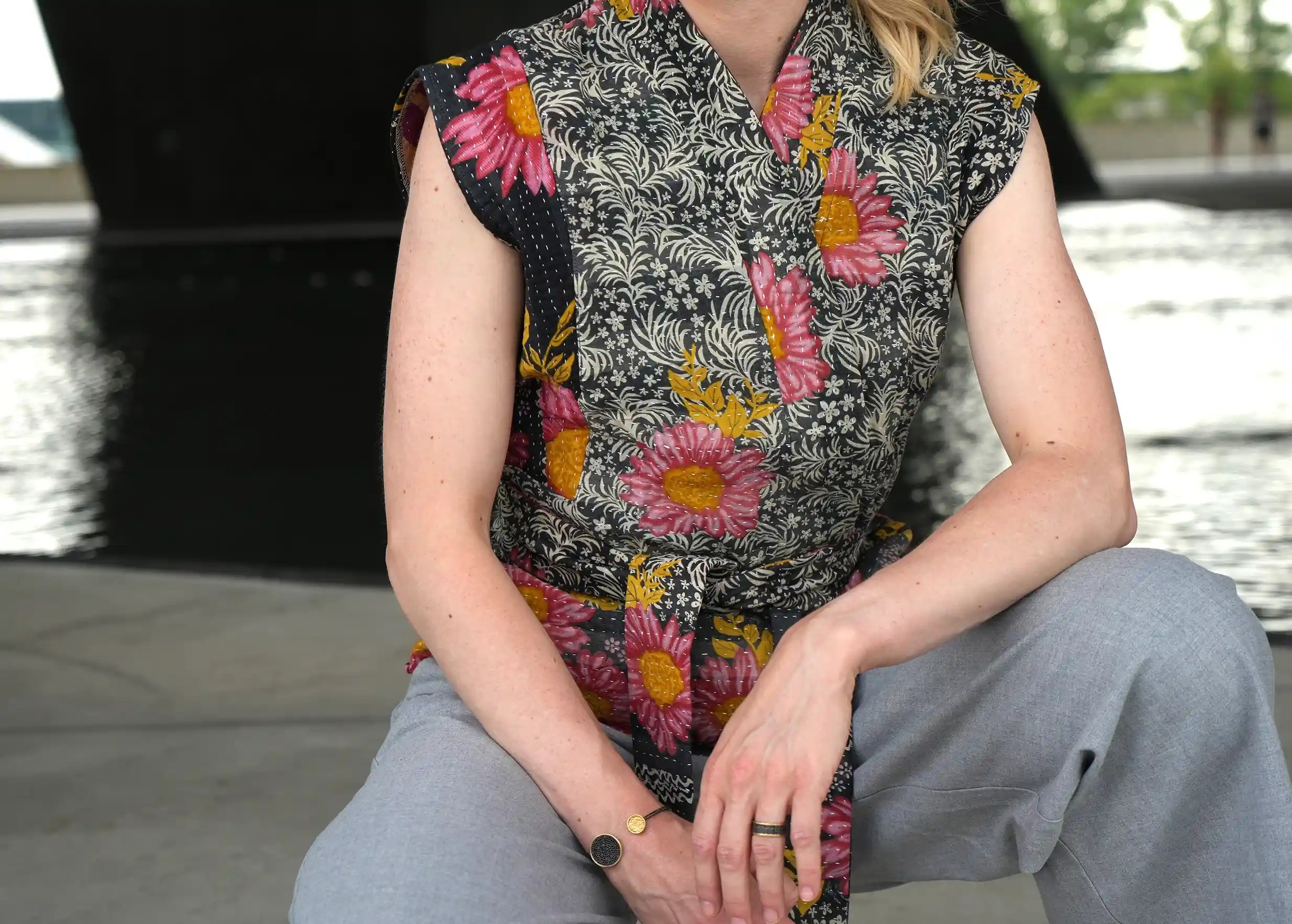 Buste d’une femme assise portant un gilet kimono en coton Kanta matelassé