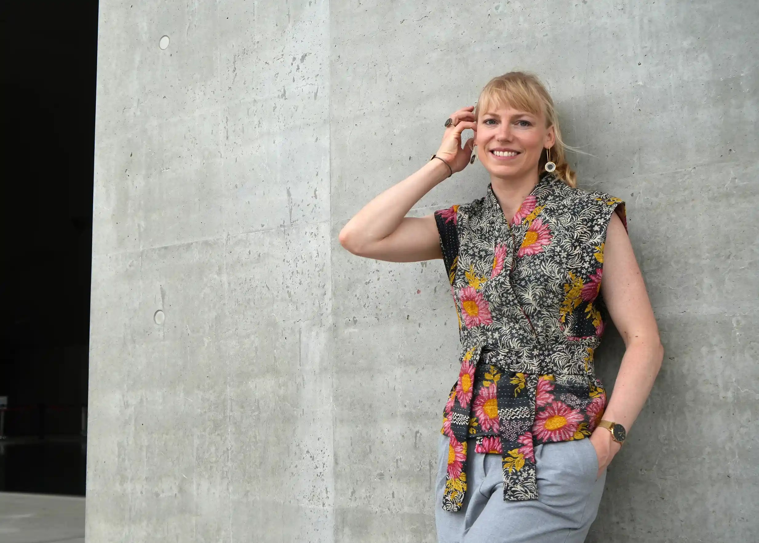 Femme se passant les mains dans les cheveux qui porte un gilet kimono en coton Kanta matelassé