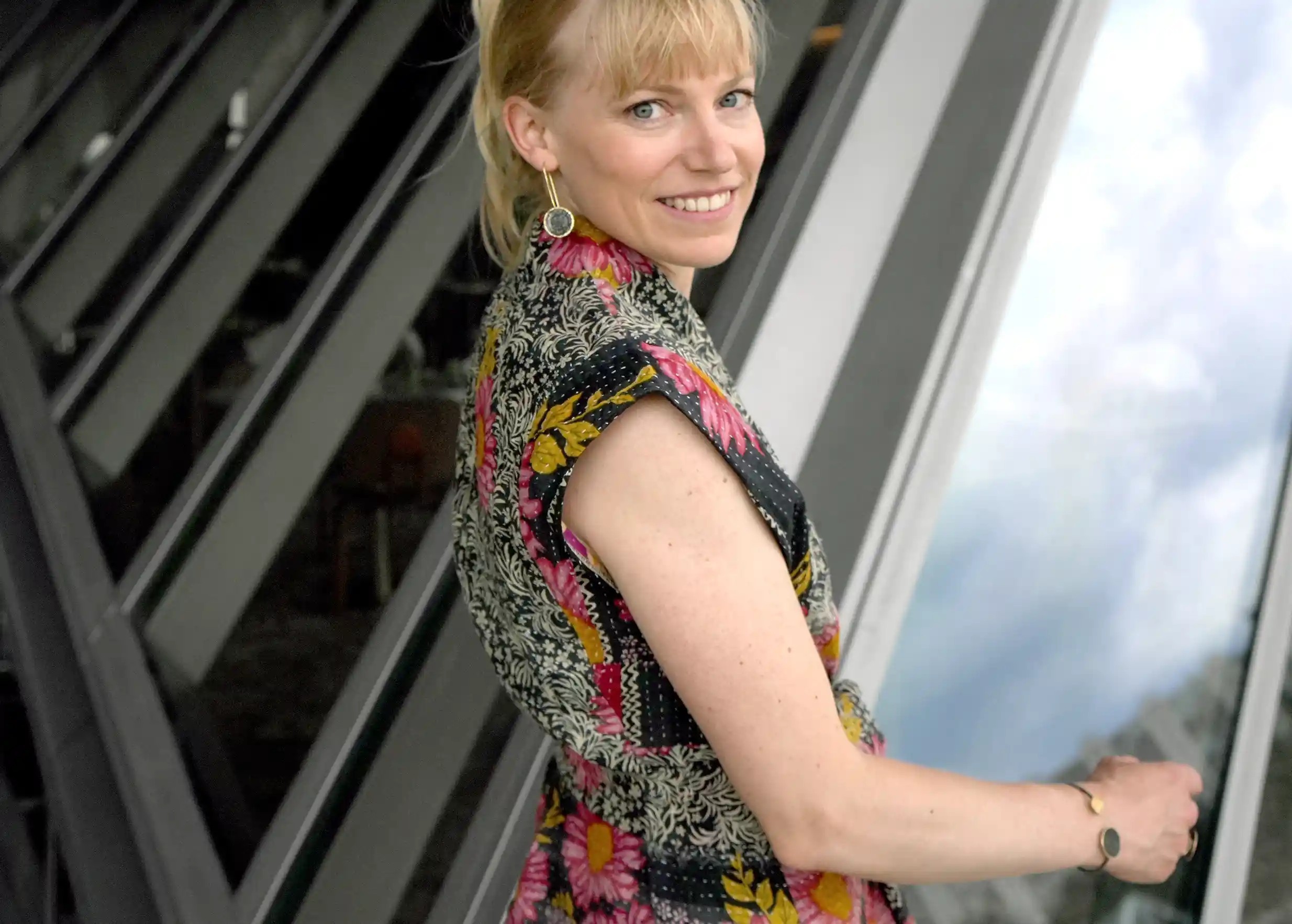 Femme de profil devant une vitre, portant un gilet kimono en coton Kanta matelassé