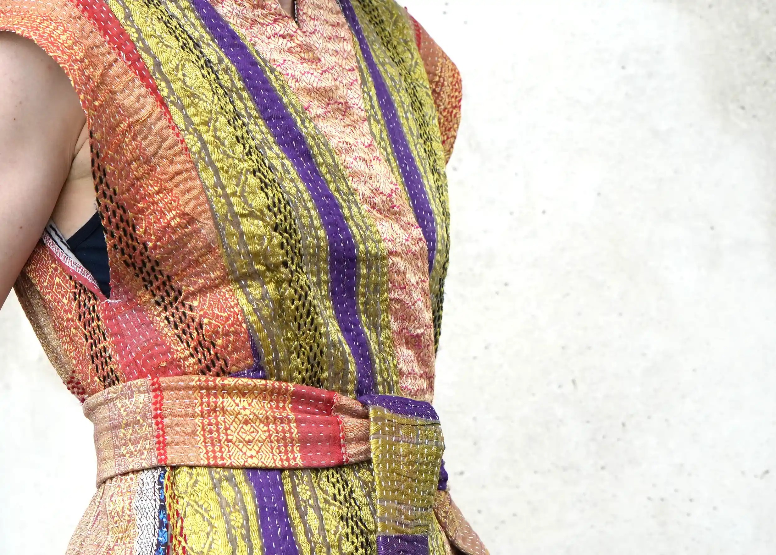 Zoom sur les details tu gilet en soie et en kanta matelassé de la marque Karawan