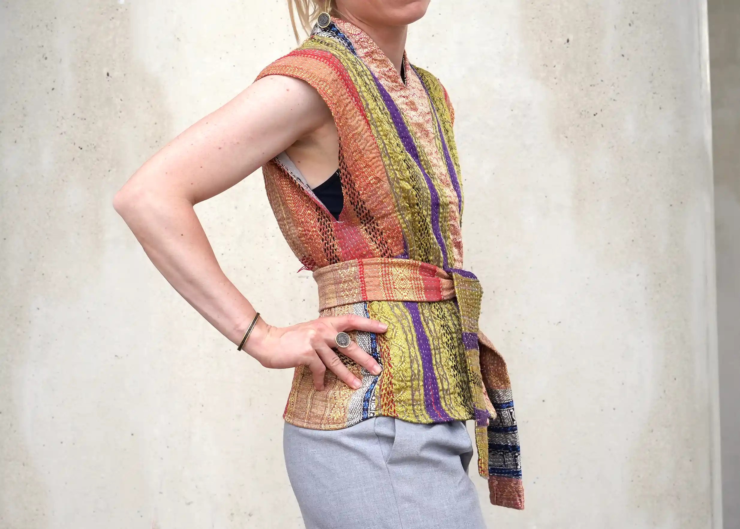 Femme posant de profil qui porte un gilet en soie et coton kanta de la marque Karawan