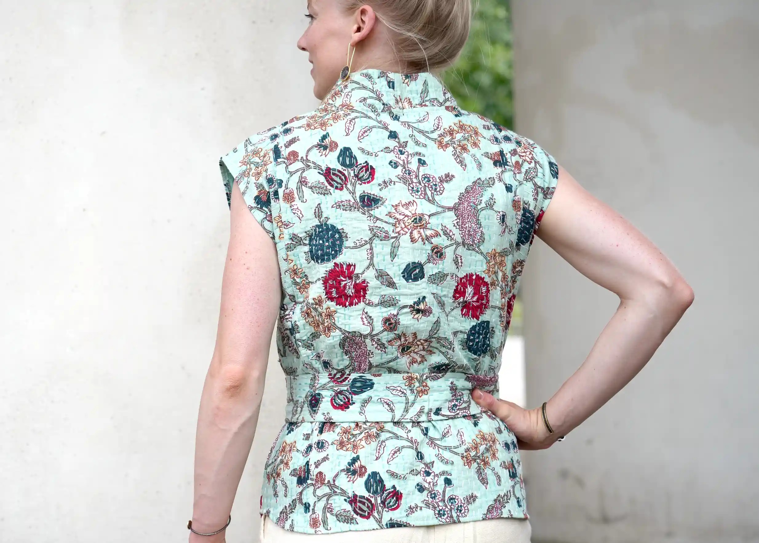 Woman from the back wearing a quilted cotton kimono waistcoat by Karawan authentic
