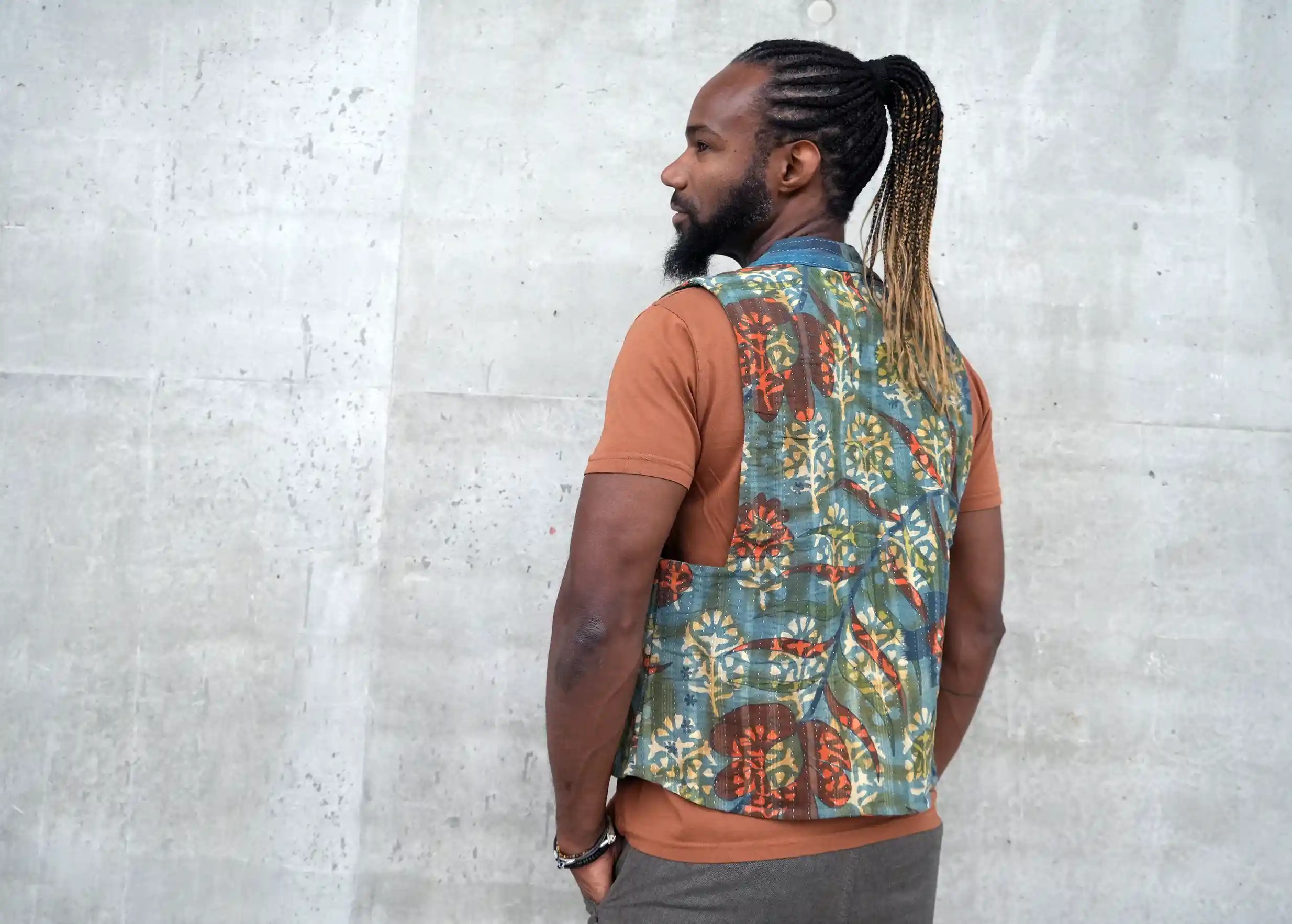 Homme quasi de dos, portant un gilet reversible en coton Kanta matelassé de la marque Karawan authentic