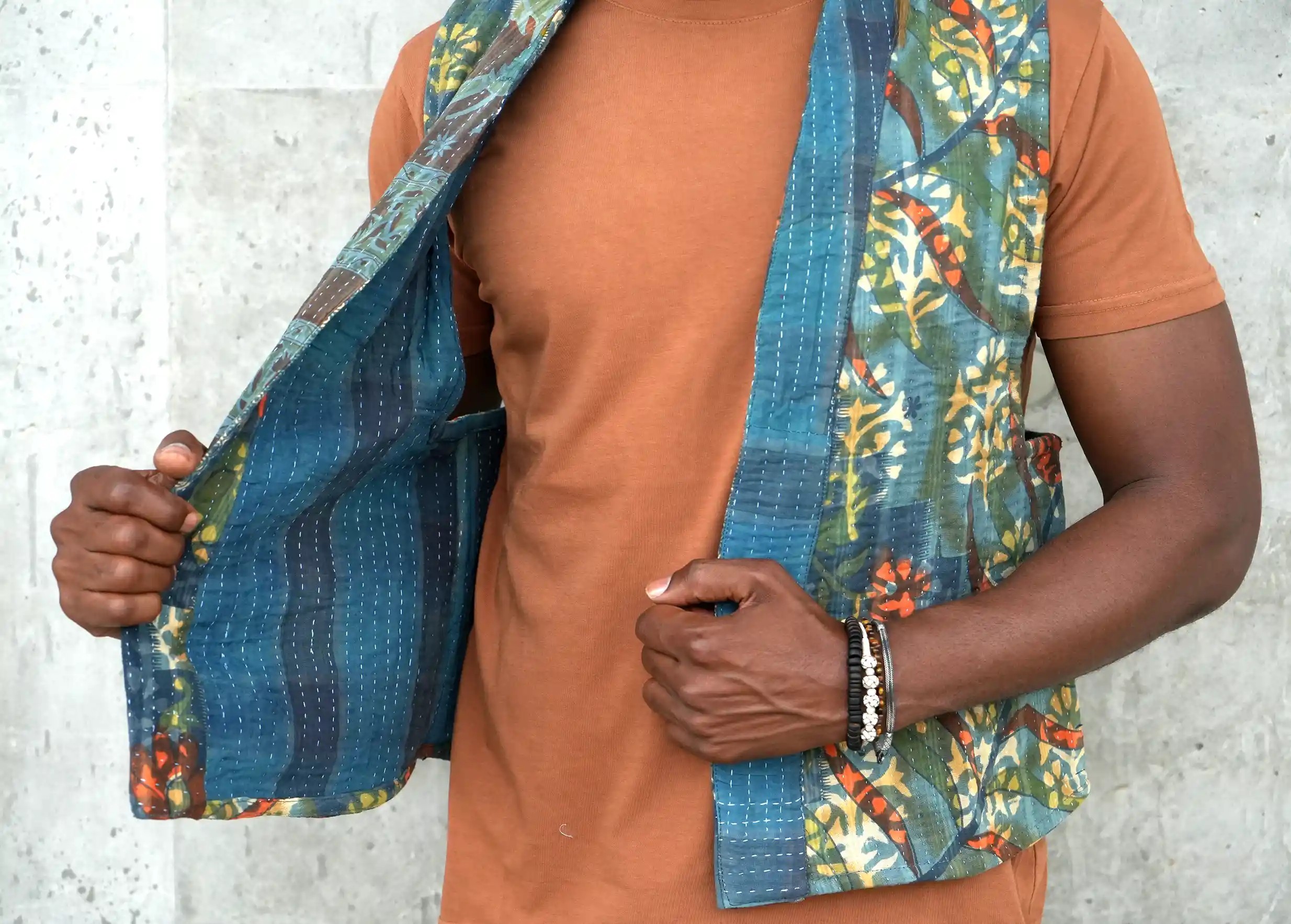 Homme ouvrant son bolero gilet en coton Kanta matelassé, pour montrer son côté réversible