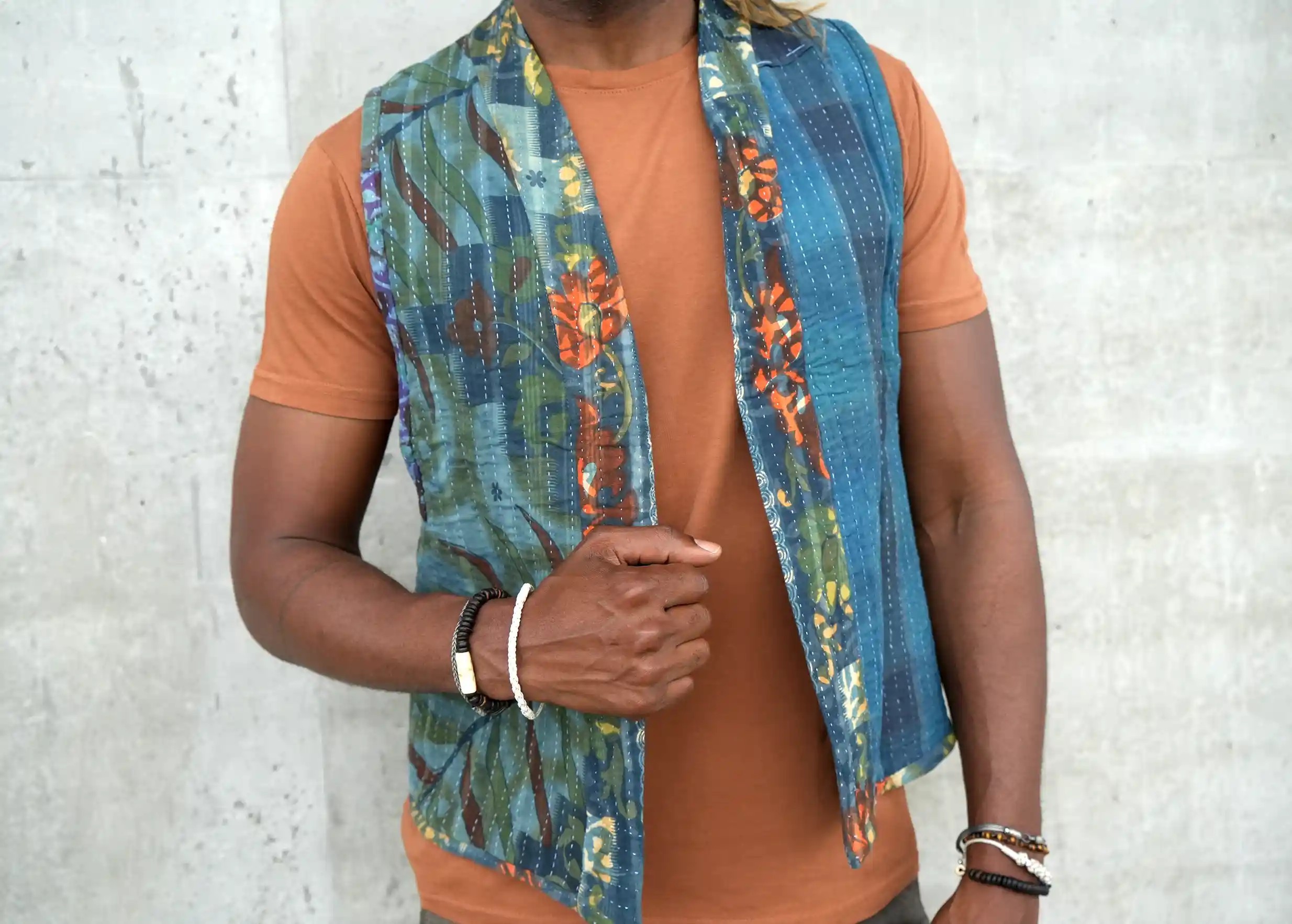 Homme portant le boléro réversible en coton Kanta matelassé