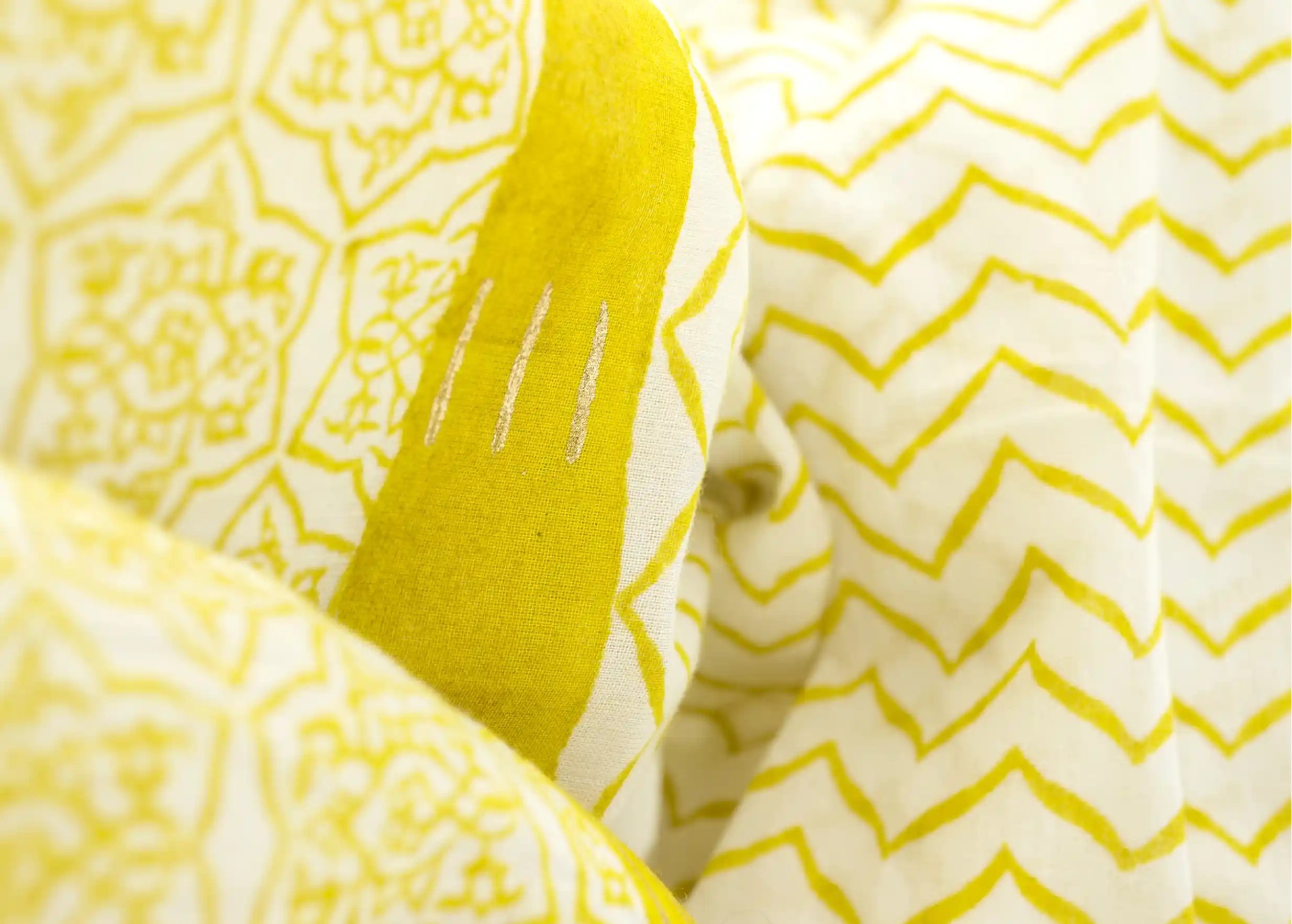 Focus on the patterns of the ‘Zigblock’ cotton pareo, block-printed in Curry colour.