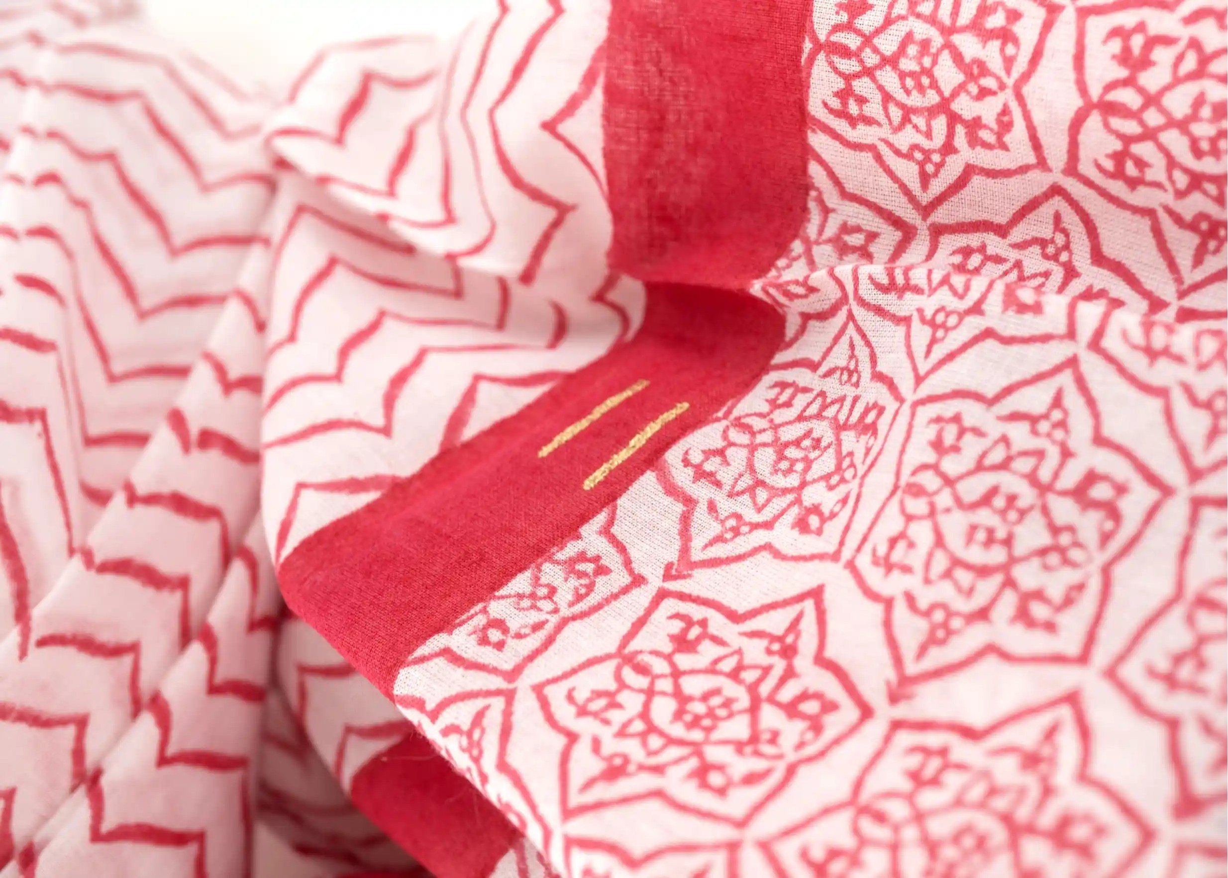 Focus on the details of the ‘Zigblock’ cotton pareo, pad-printed in red