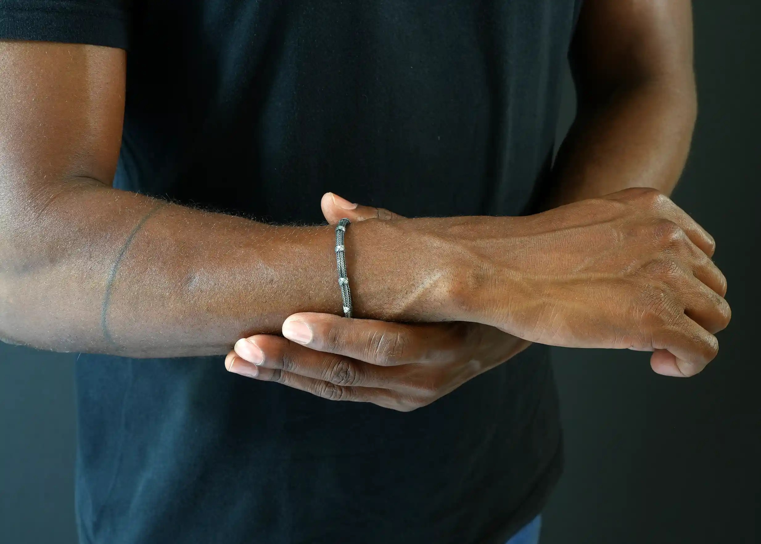 Zoom in on a white bow on the silver bracelet from the Kokaz jewellery collection