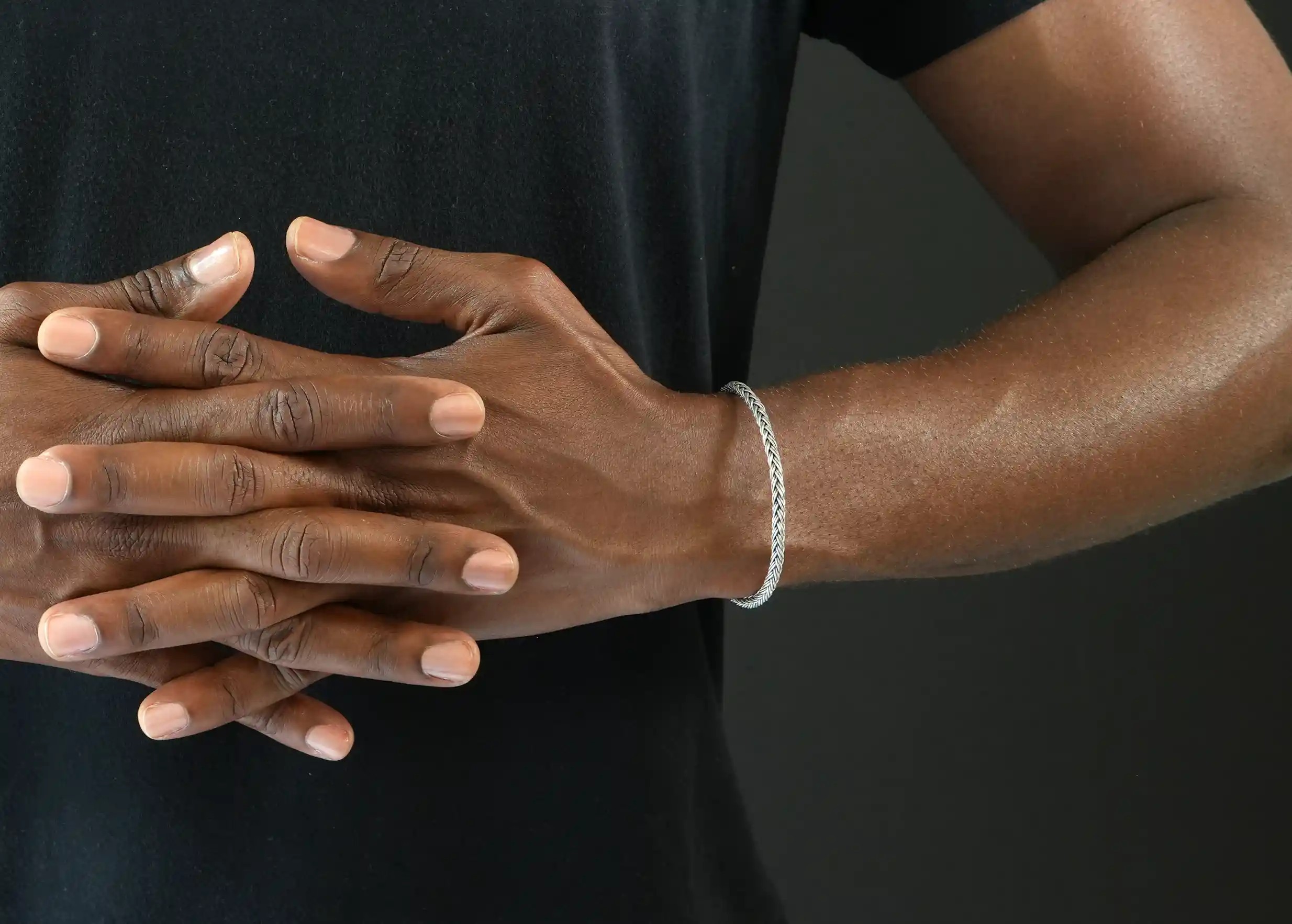 Focus on the Kokaz round braided bracelet, by Karawan