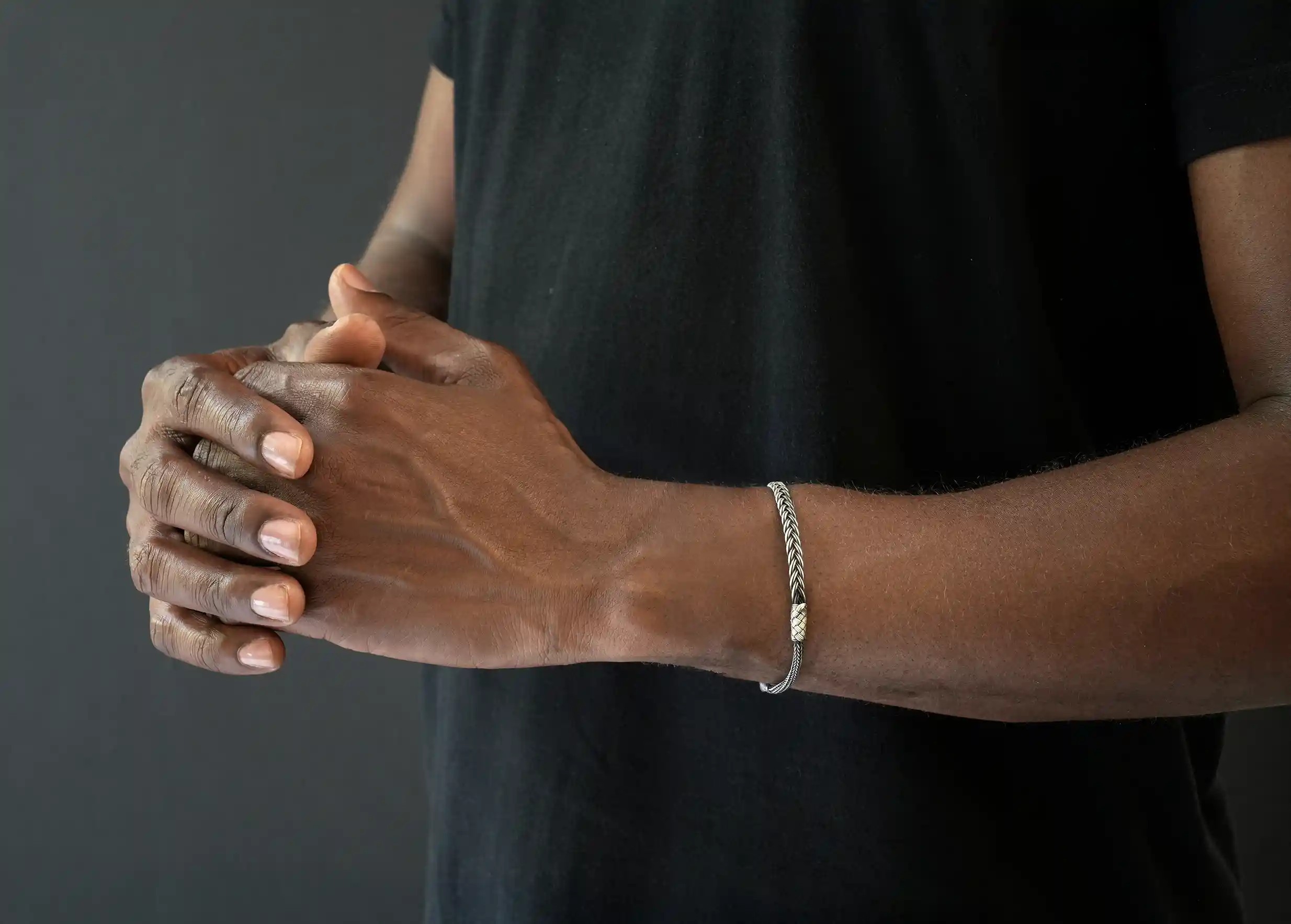 Zoom in on the fine braided bracelet from the Karawan brand.