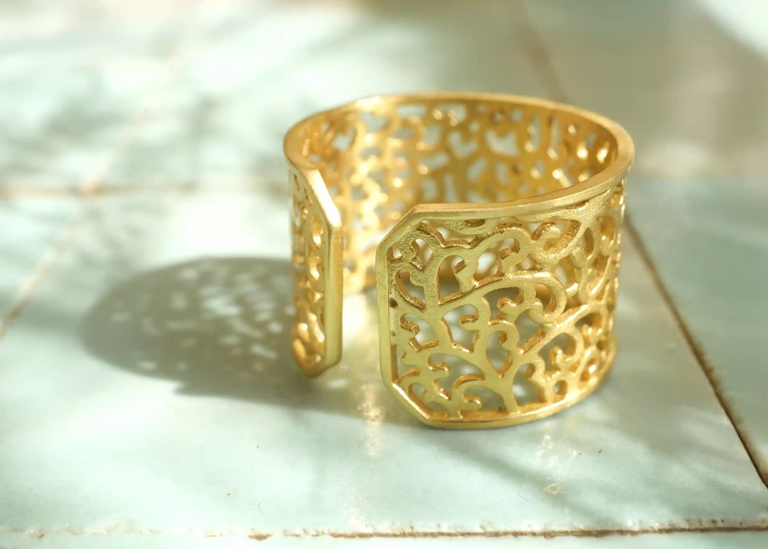 Focus on the adjustable gilded-plated brass ring from Karawan
