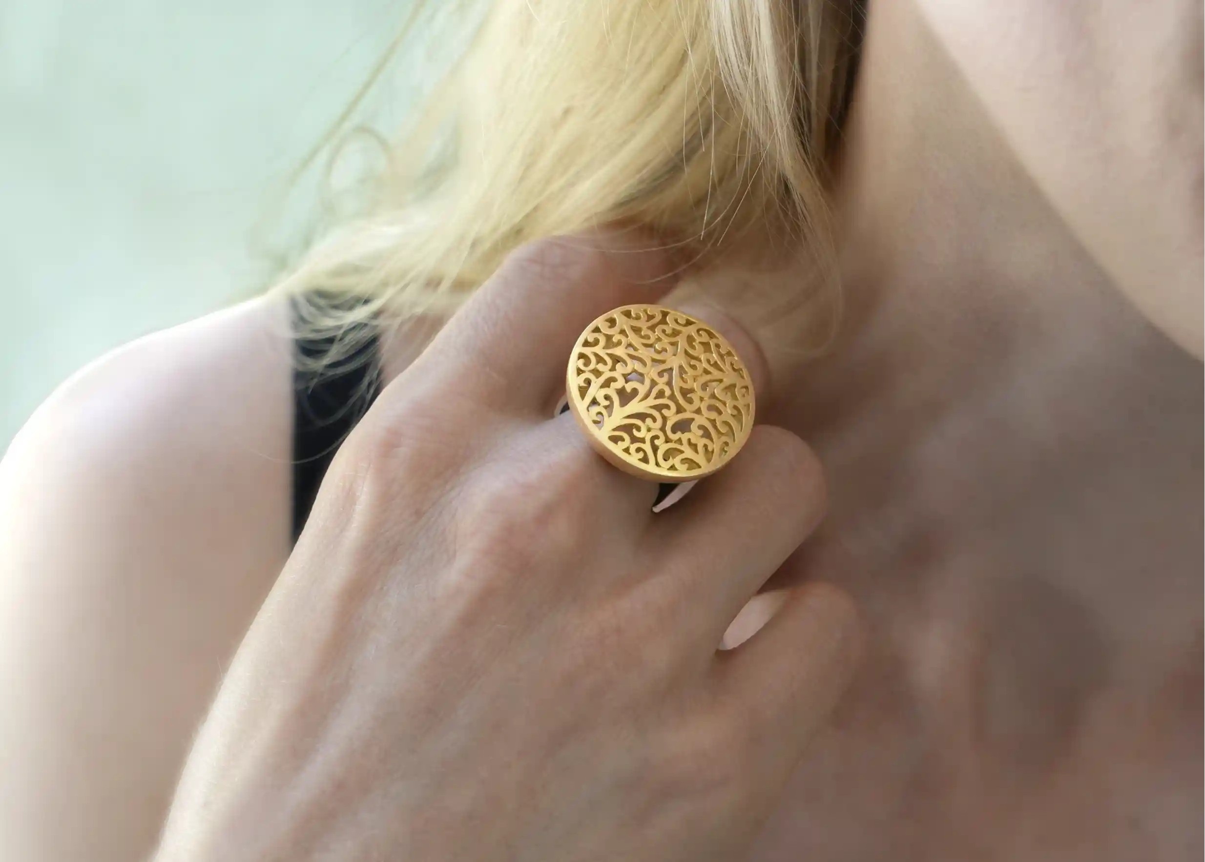 Zoom sur le design frontal de la bague en laiton Jardin secret, et ses motifs orientaux dorés