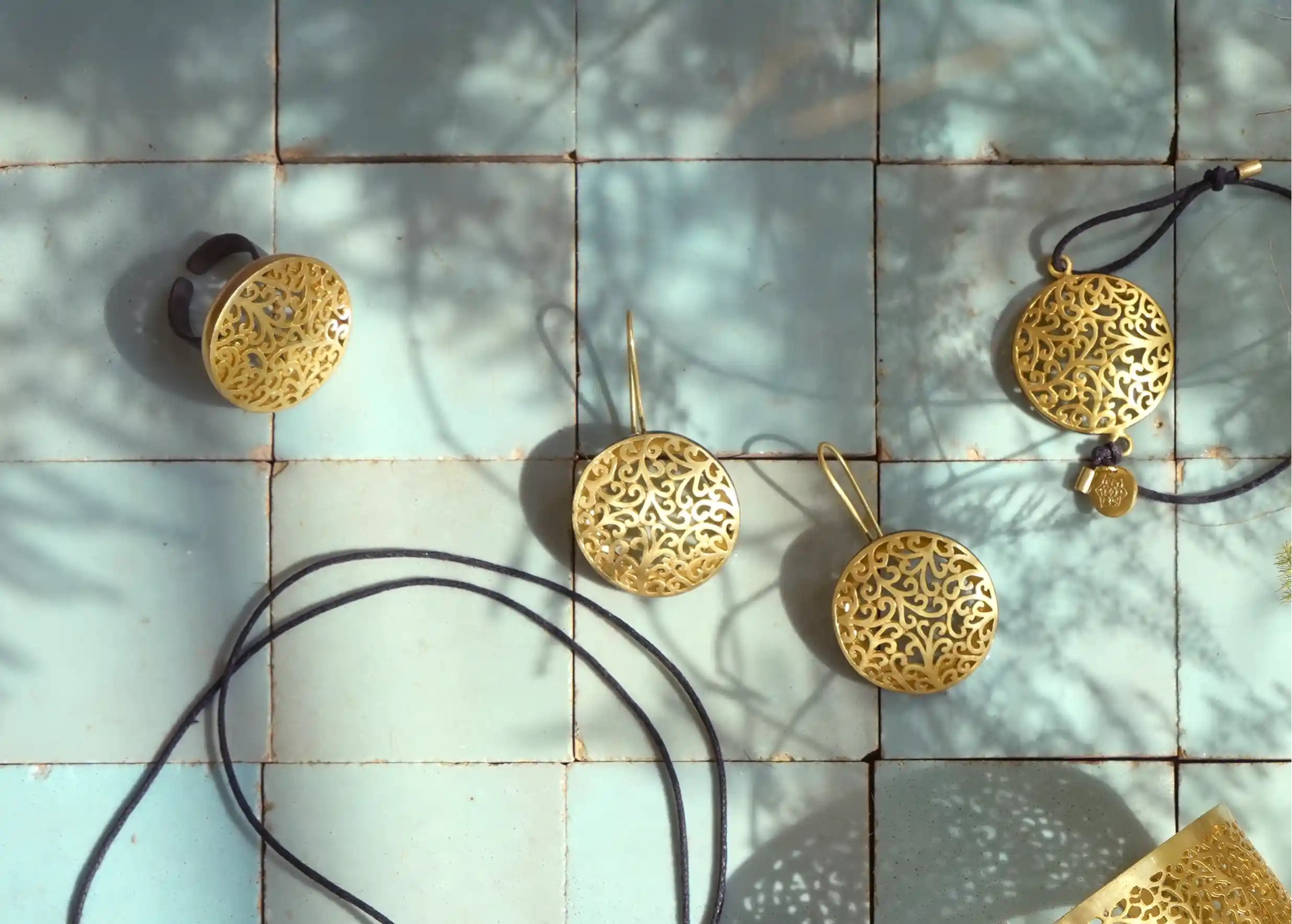 Ensemble de bijoux en laiton de la gamme Jardin secret par Karawan