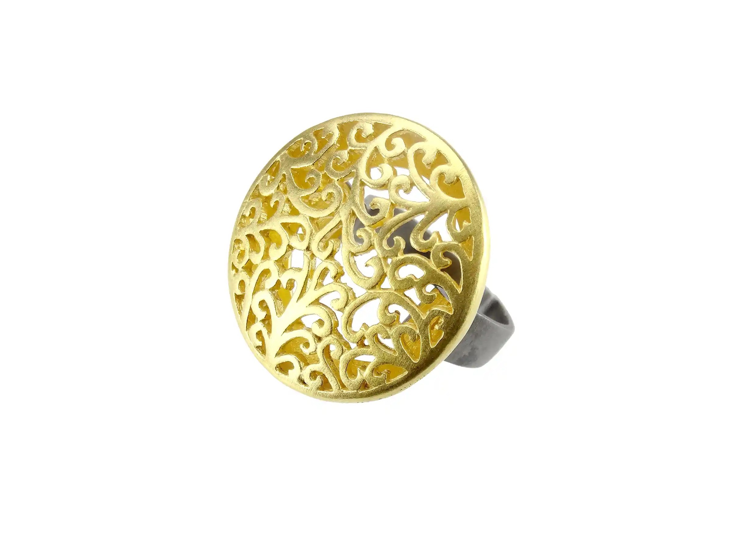 Bague en laiton de la gamme Jardin secret, couleur or, par Karawan, photo prise en packshot