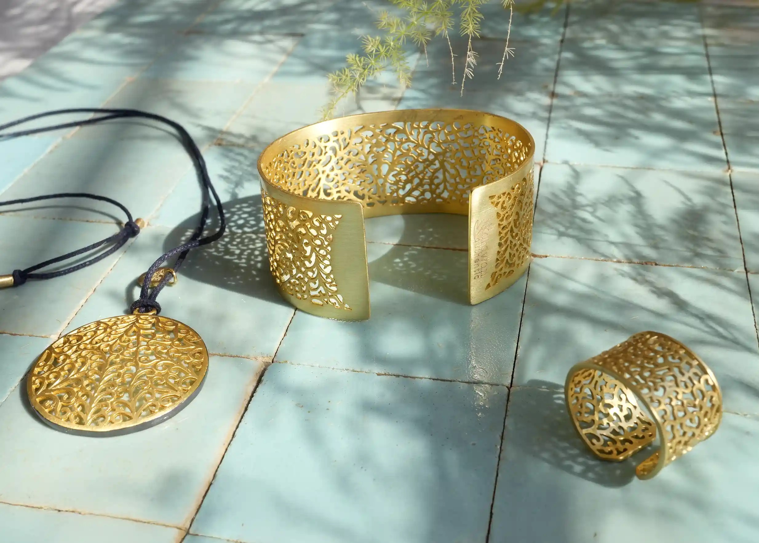 Gilded-plated brass jewellery set from the Secret Garden collection: cuff bracelet, ring, bracelet