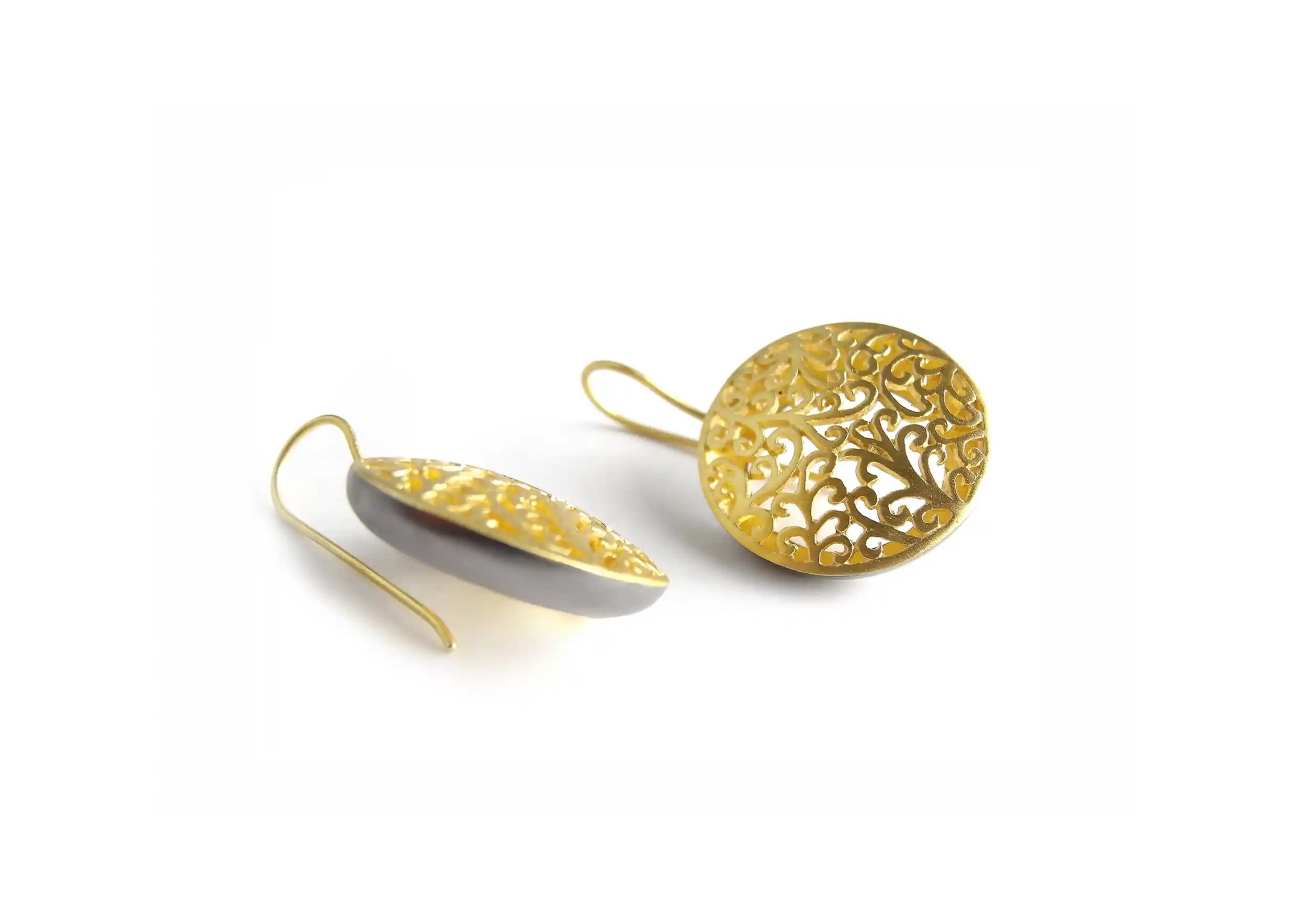 Boucles d'oreilles en laiton doré de la collection Jardin secret par Karawan, photo prise en packshot