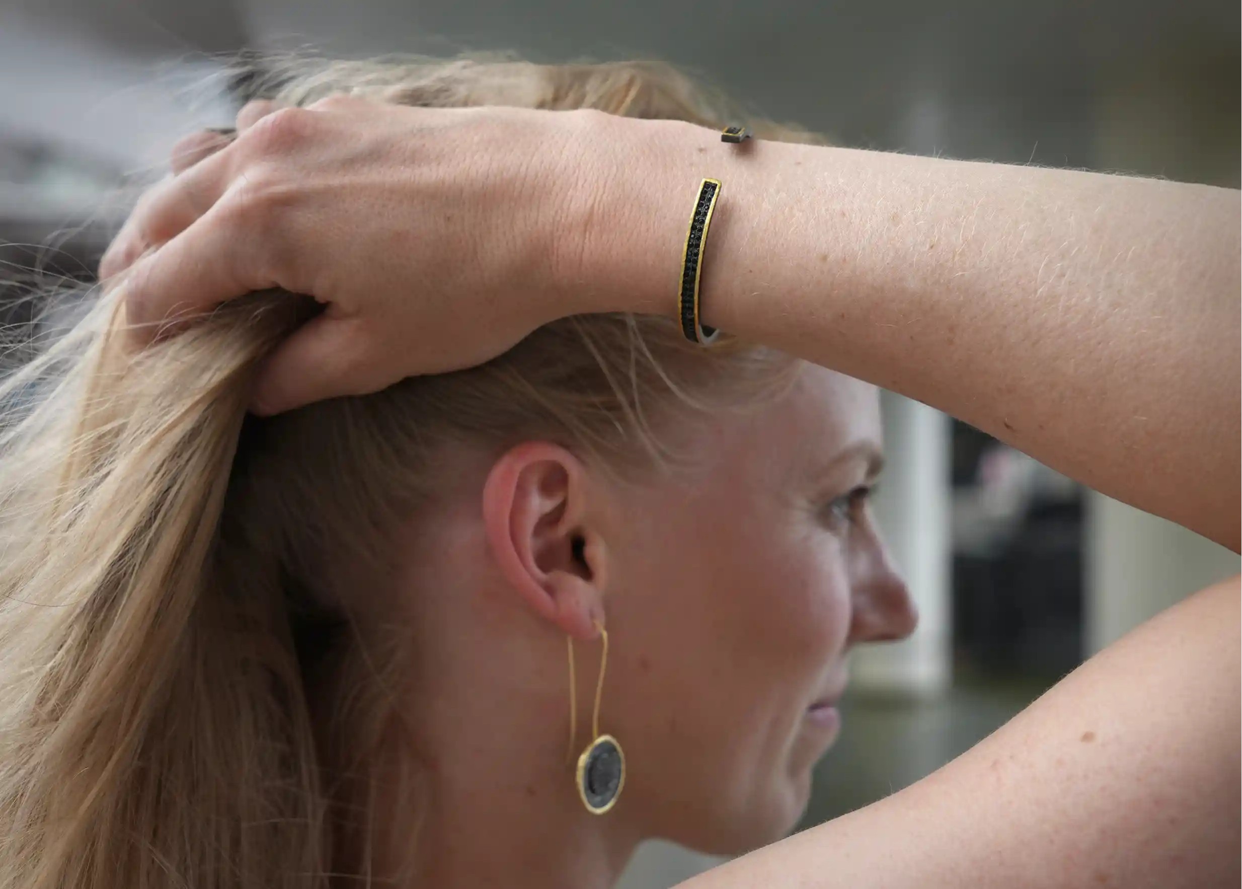 Bracelet ajustable en laiton Nuit des Temps, porté et fixé au poignet