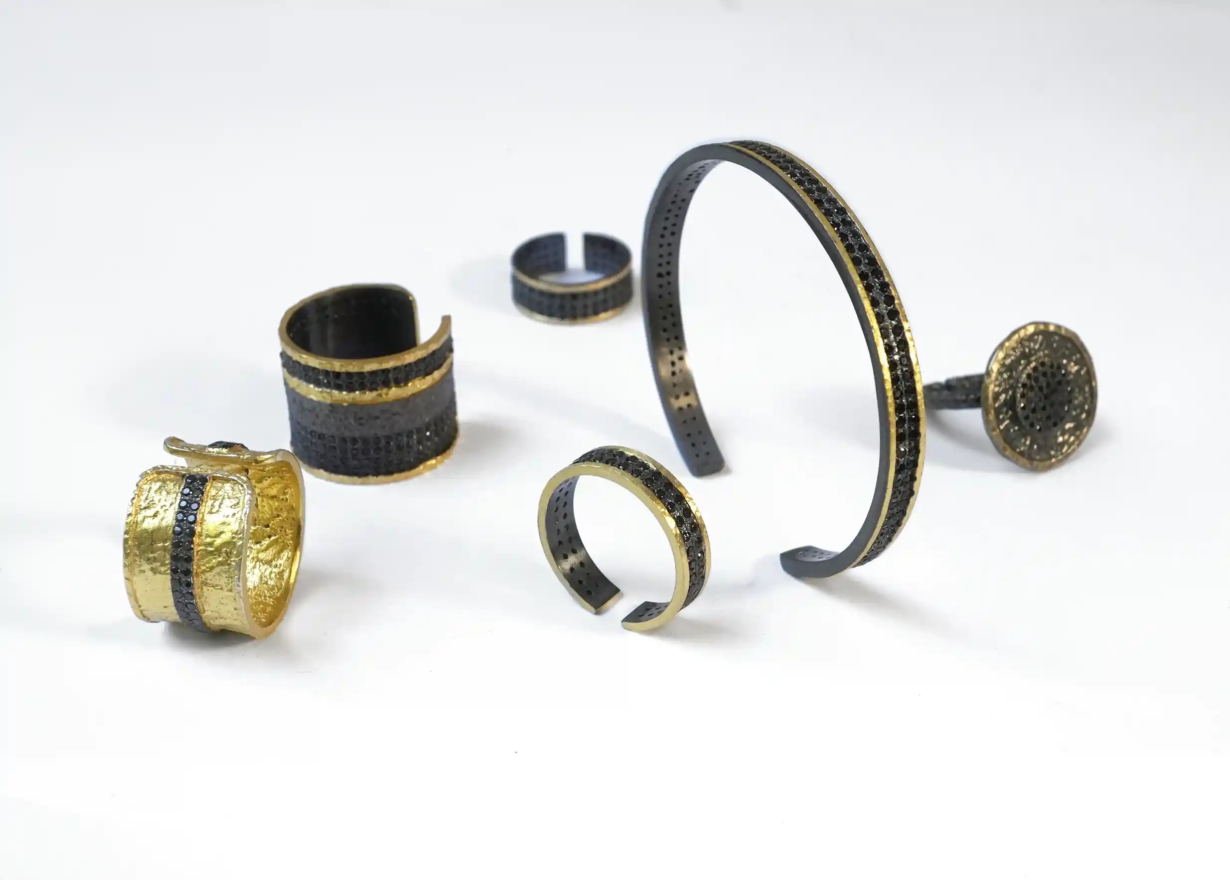 Ensemble de bijoux de la collection Nuit des temps, photo prise sur fond blanc