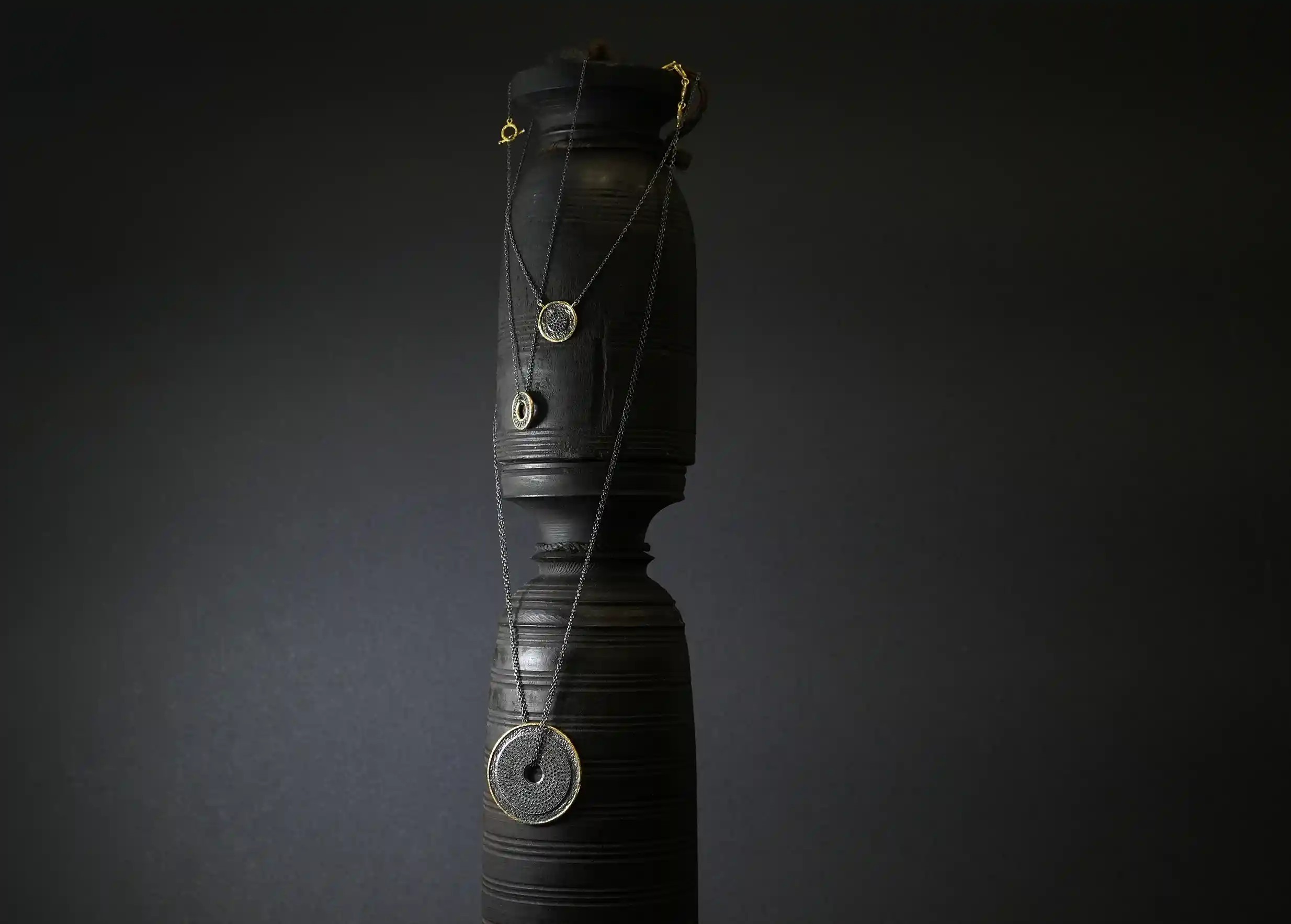 Sautoir talisman en laiton et zirconium, avec double chaine ajustable et fermoir en T, collection Nuit des Temps