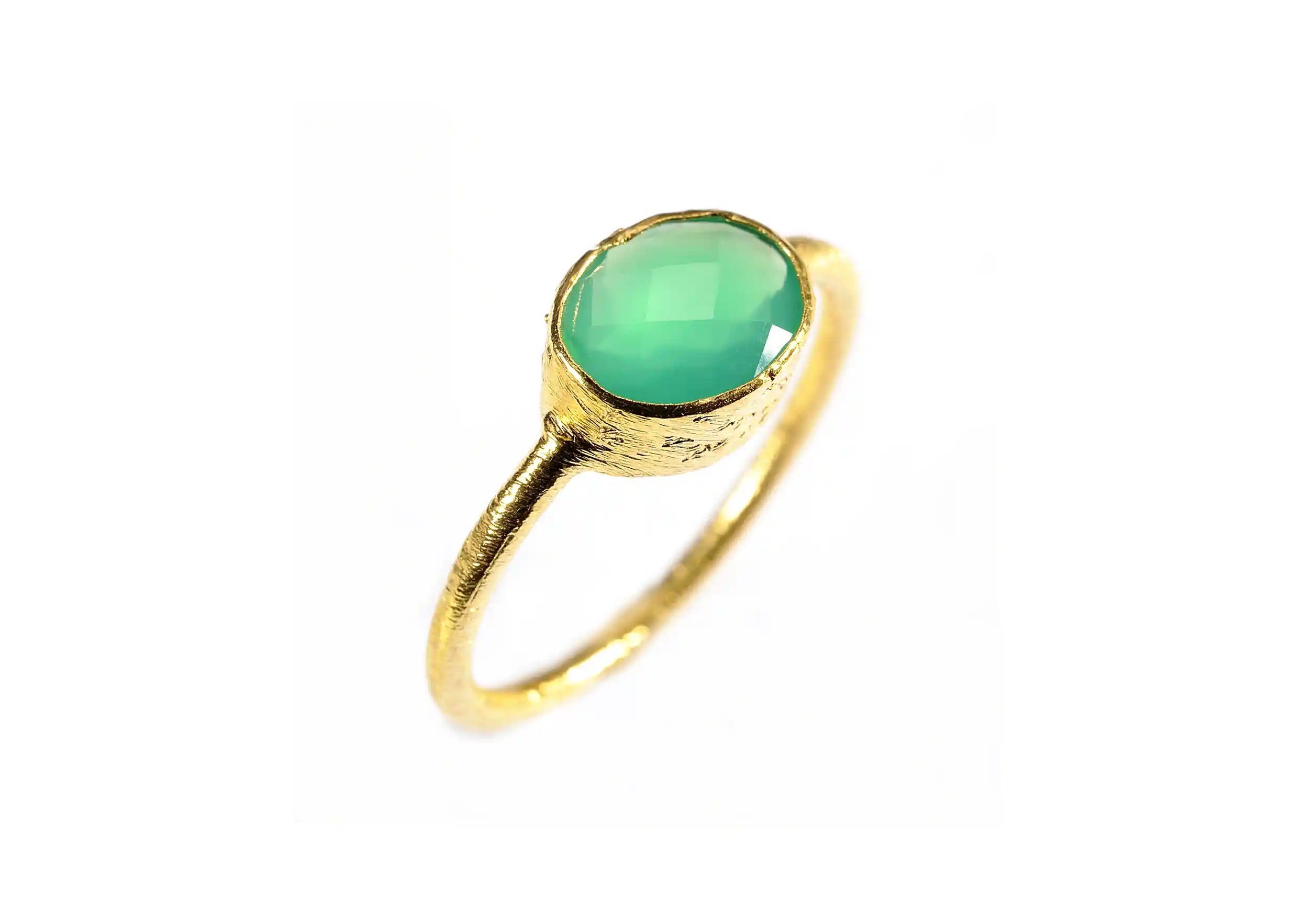 Bague plaqué or Drop, Onyx vert sur fond blanc