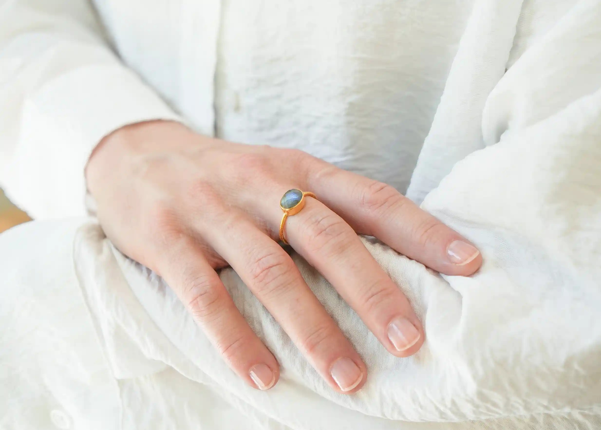 Zoom on gold-plated ‘Drop’ ring Gold & labradorite stone