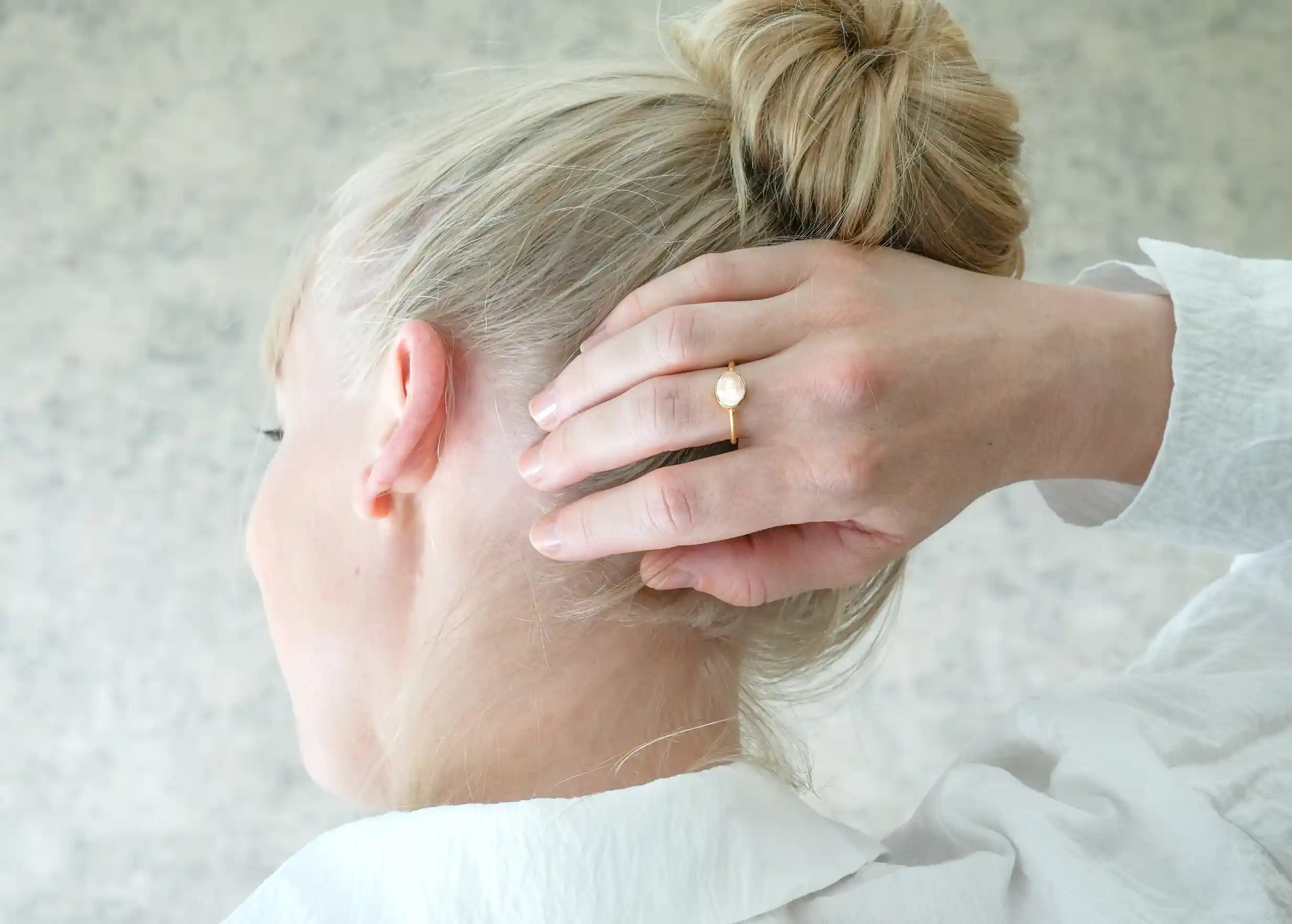 Femme portant une bague « Drop » Or & pierre de lune, collection Yamuna