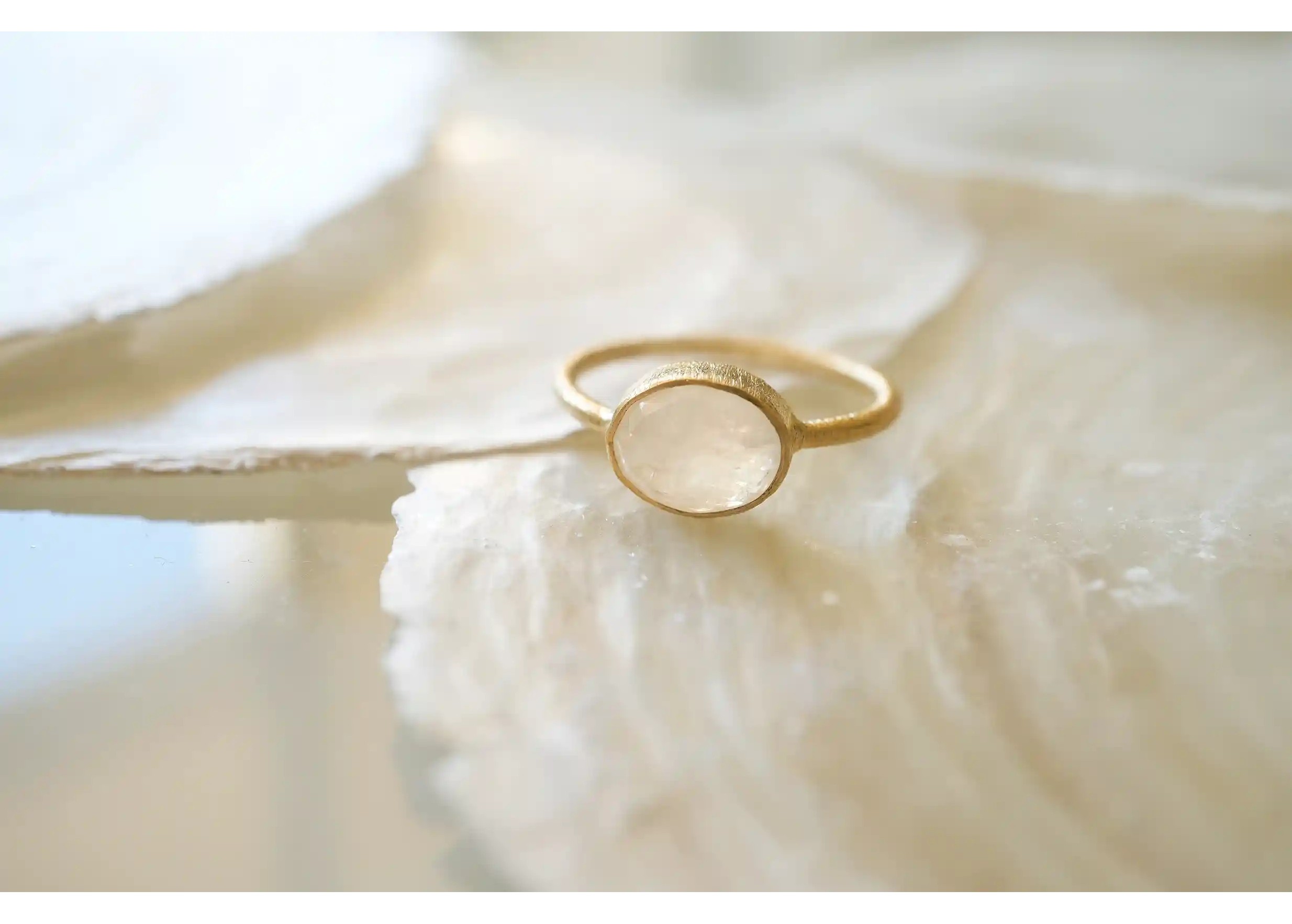 Bague plaqué or Drop, Moonstone vu de face